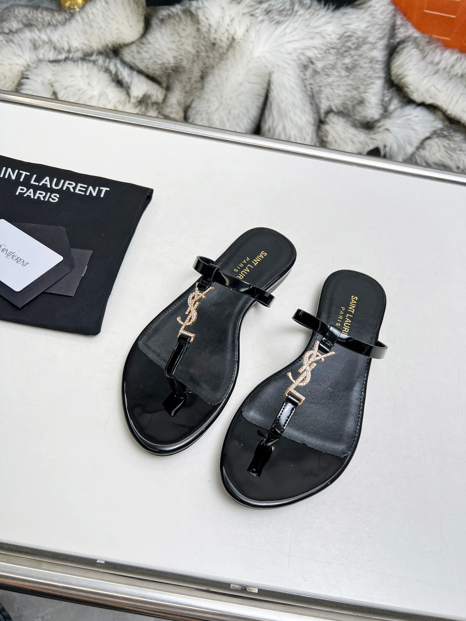Yves Saint Laurent Neu
 Schuhe Badelatschen Gold Hardware Rindsleder Schaffell