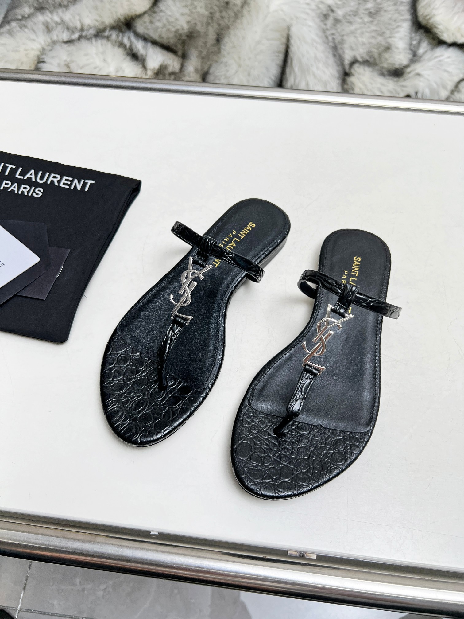 Yves Saint Laurent Schuhe Badelatschen Kaufen Sie billige Replik
 Gold Hardware Rindsleder Schaffell