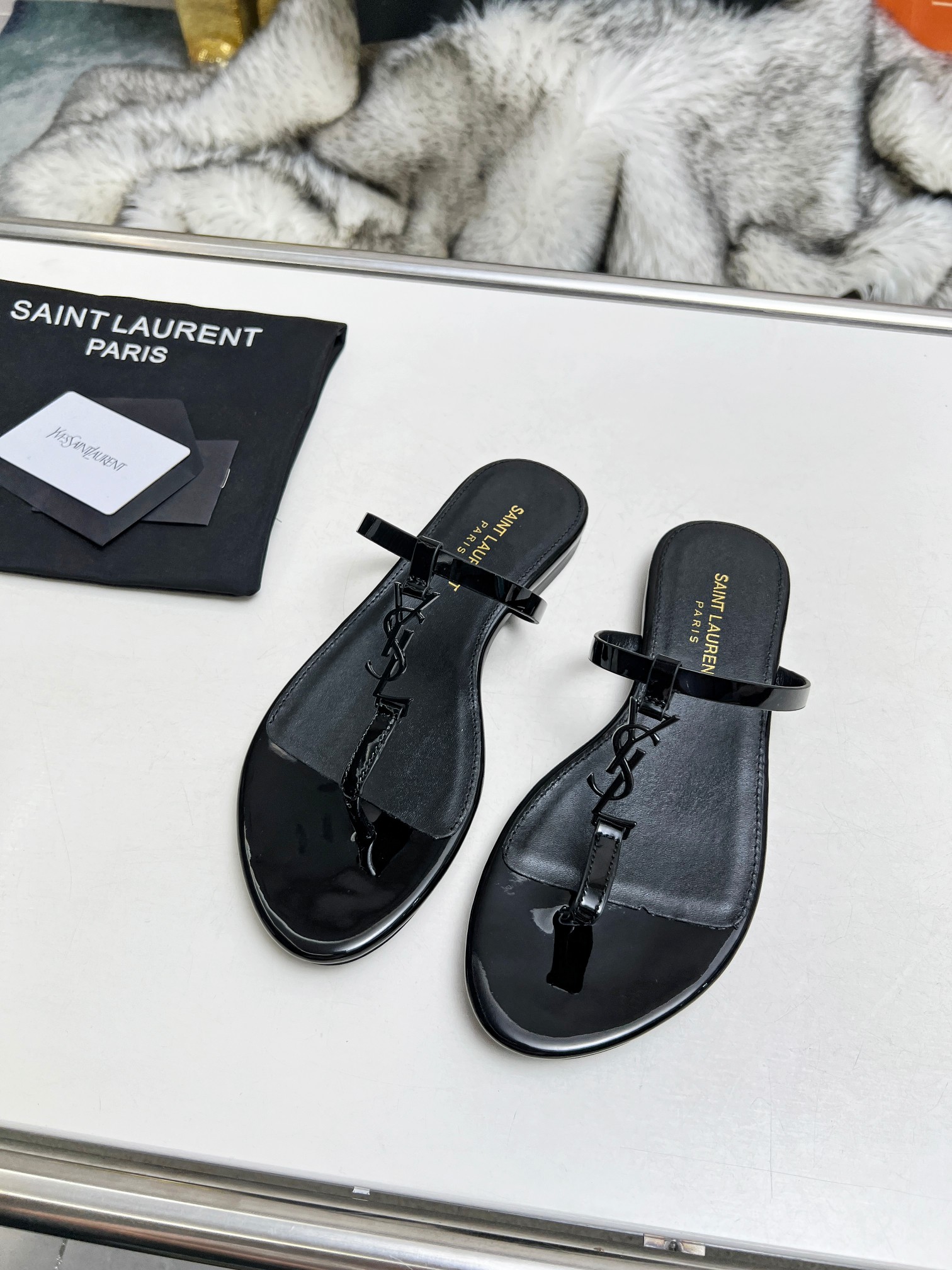So finden Sie Replik Shop
 Yves Saint Laurent Schuhe Badelatschen Gold Hardware Rindsleder Schaffell