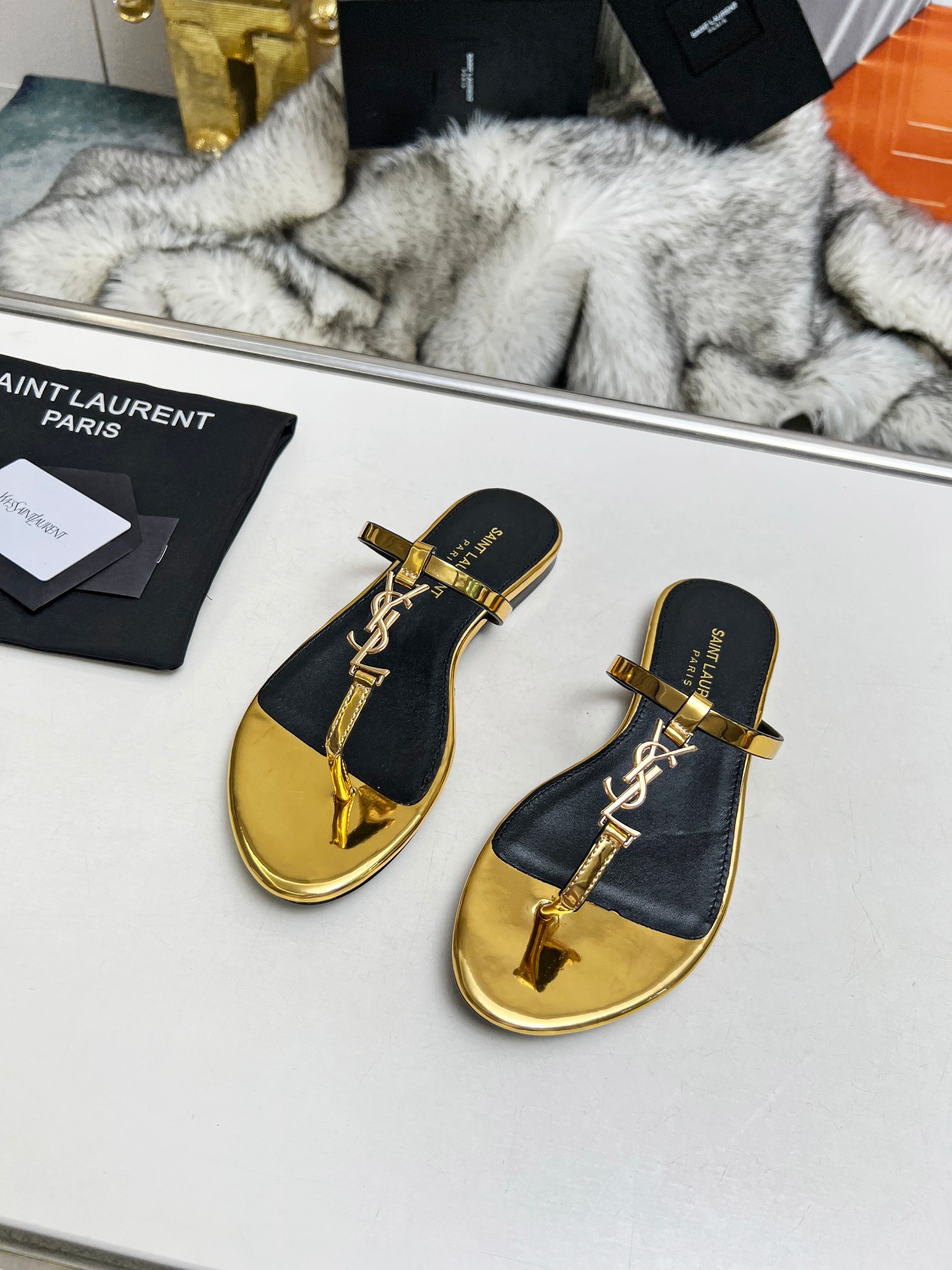 Yves Saint Laurent Am besten
 Schuhe Badelatschen Gold Hardware Rindsleder Schaffell