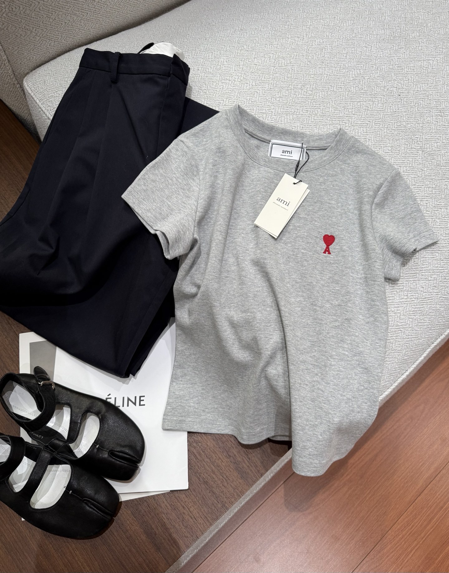 Embroidered Logo T-shirts: Lightweight and Stylish for Summer Wear - 图片 1