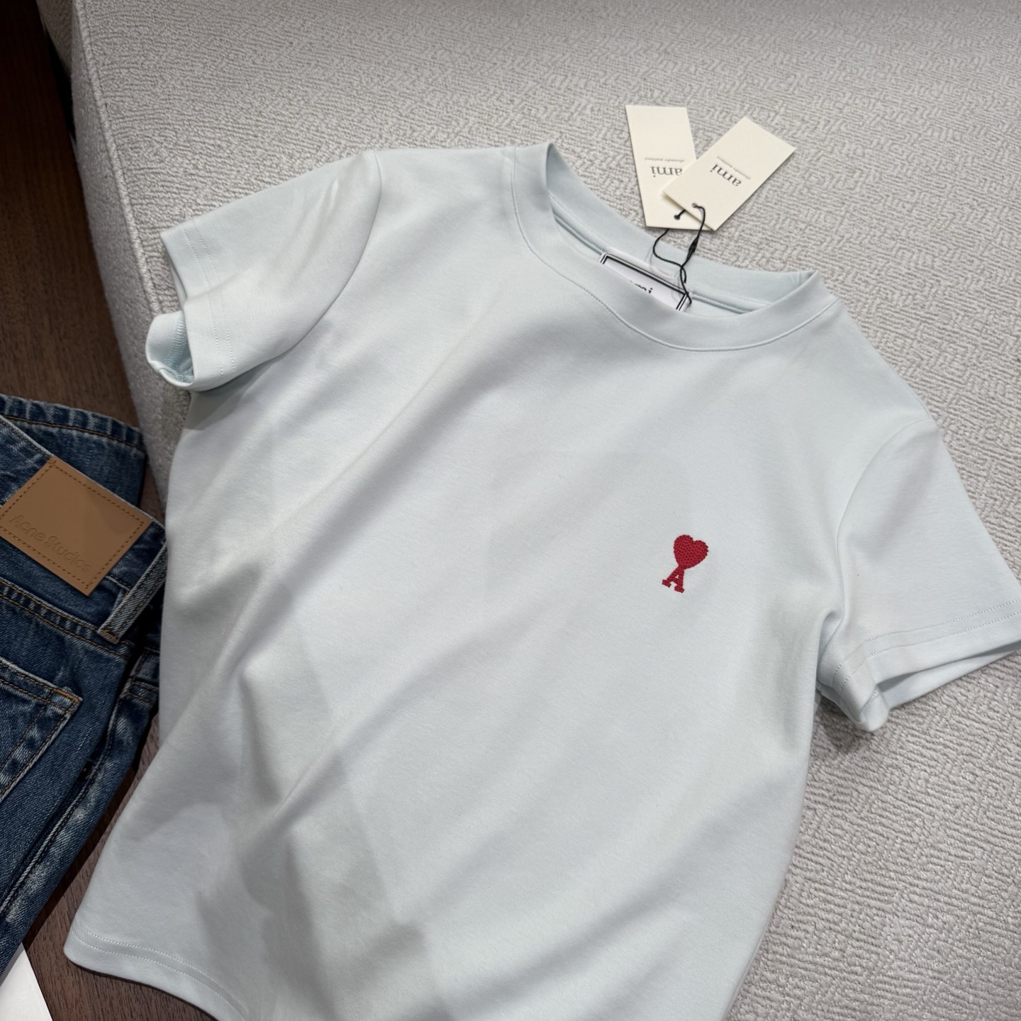 “Embroidered Logo T-Shirts: Stylish and Breathable Summer Collection in Various Sizes” - 图片 3