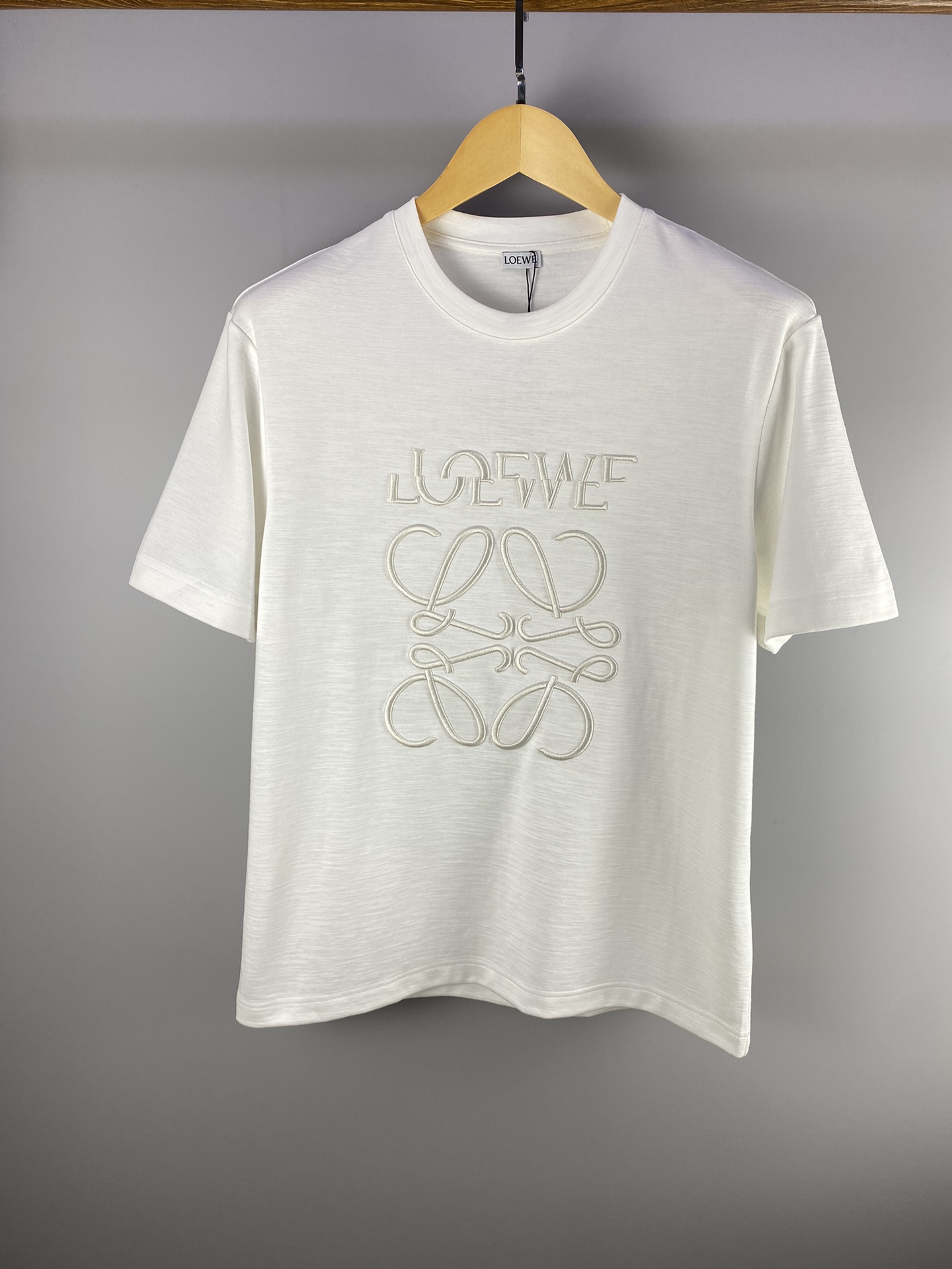 Pzedqe Loewe2024春夏最新品，专柜同步有售，原单狠货，休闲时尚圆领短袖T恤，进口原版面料，上身舒适透气，档次极高，上身帅气十足！颜色：白色  黑色码数：M-3XLAylbwb013