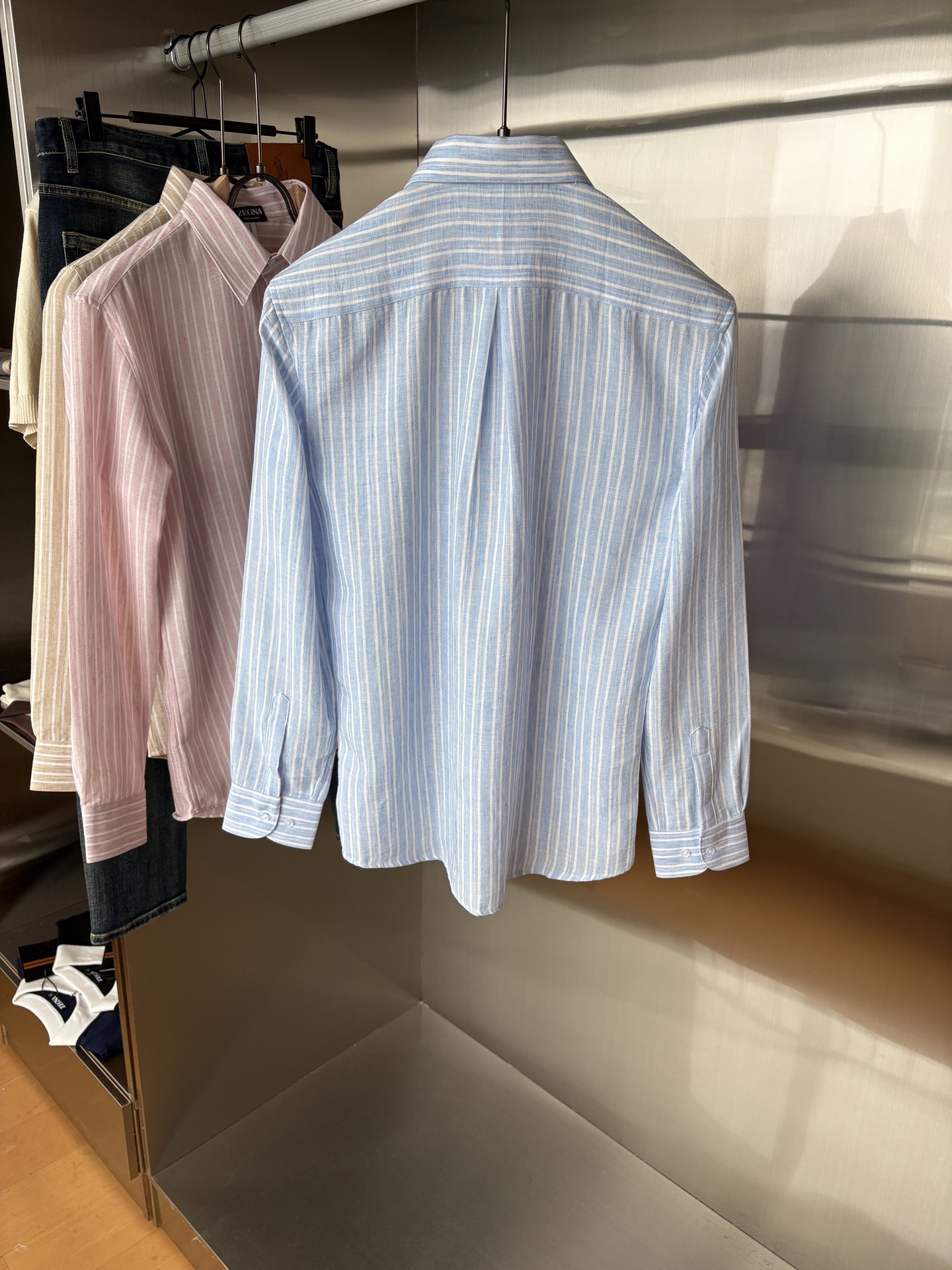 Z家男装界的天花板，这款翻领麻料衫长袖精准到每一针的细腻工艺，完全区别于普通面料裁剪。线条流畅，版型挺括