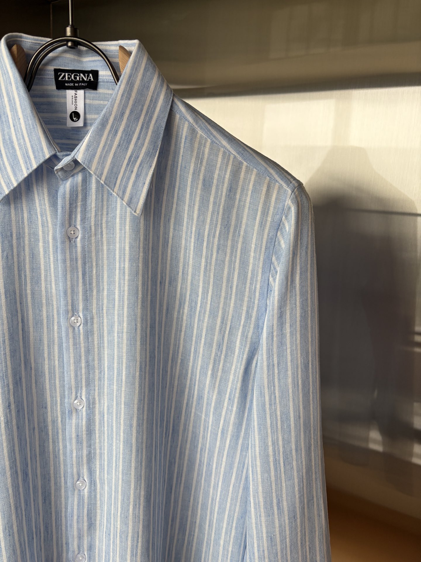 Z家男装界的天花板，这款翻领麻料衫长袖精准到每一针的细腻工艺，完全区别于普通面料裁剪。线条流畅，版型挺括