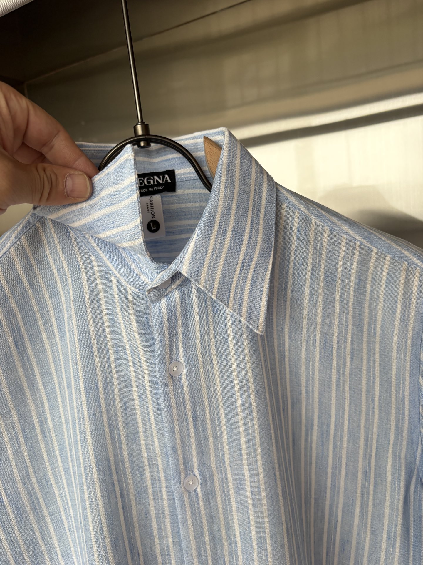 Z家男装界的天花板，这款翻领麻料衫长袖精准到每一针的细腻工艺，完全区别于普通面料裁剪。线条流畅，版型挺括