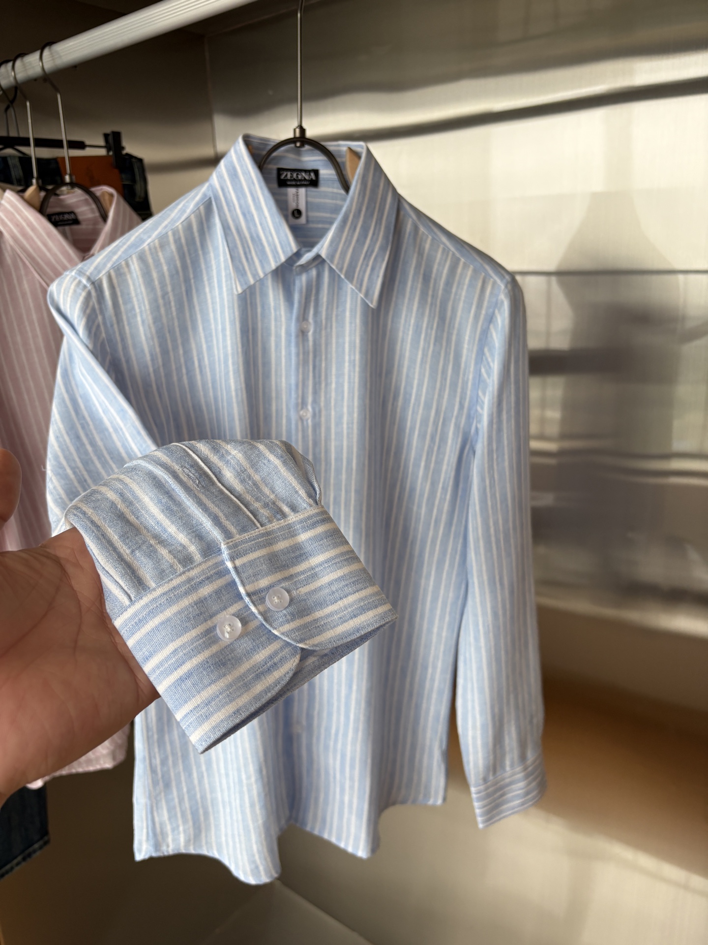 Z家男装界的天花板，这款翻领麻料衫长袖精准到每一针的细腻工艺，完全区别于普通面料裁剪。线条流畅，版型挺括