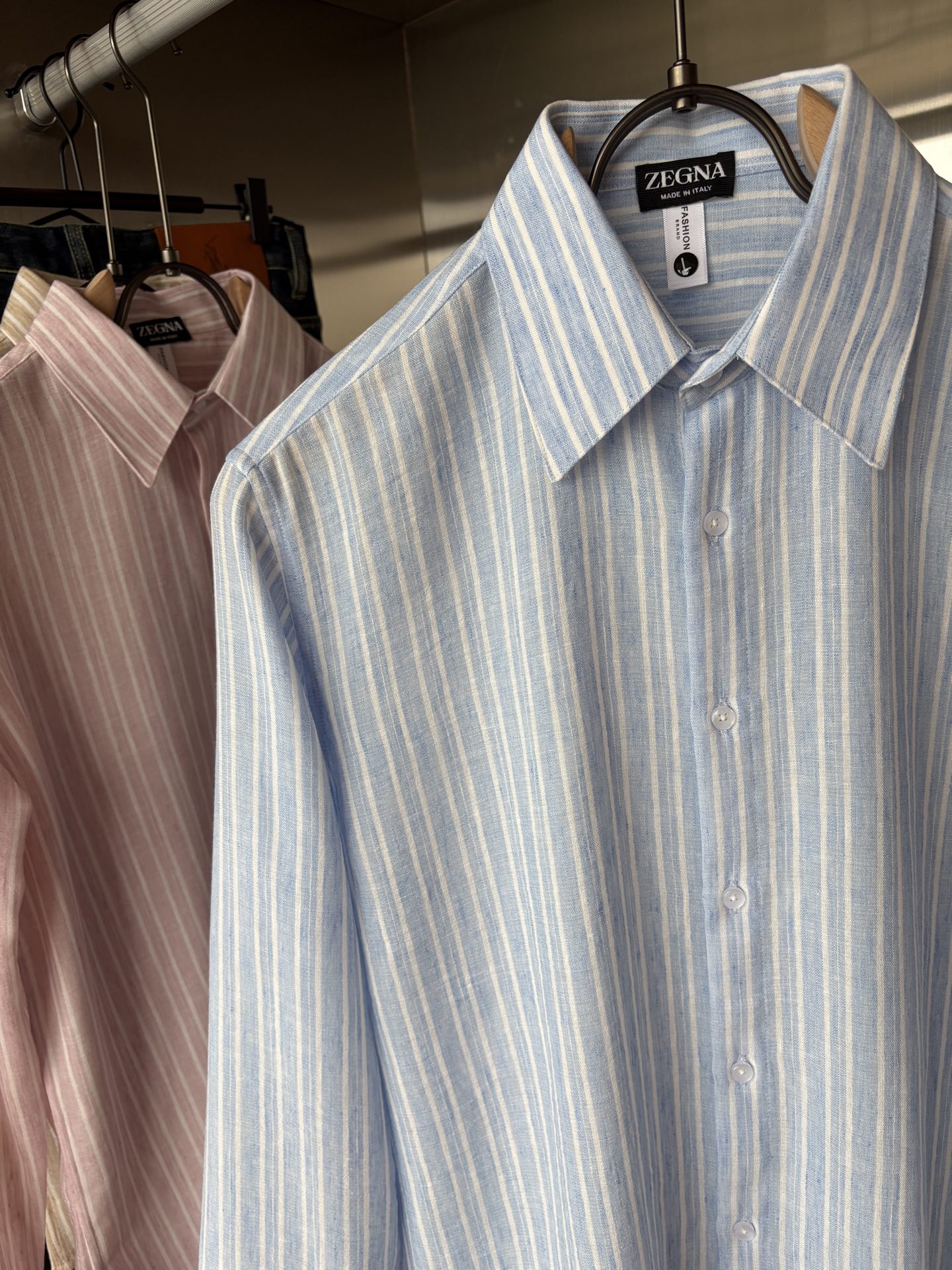 Z家男装界的天花板，这款翻领麻料衫长袖精准到每一针的细腻工艺，完全区别于普通面料裁剪。线条流畅，版型挺括