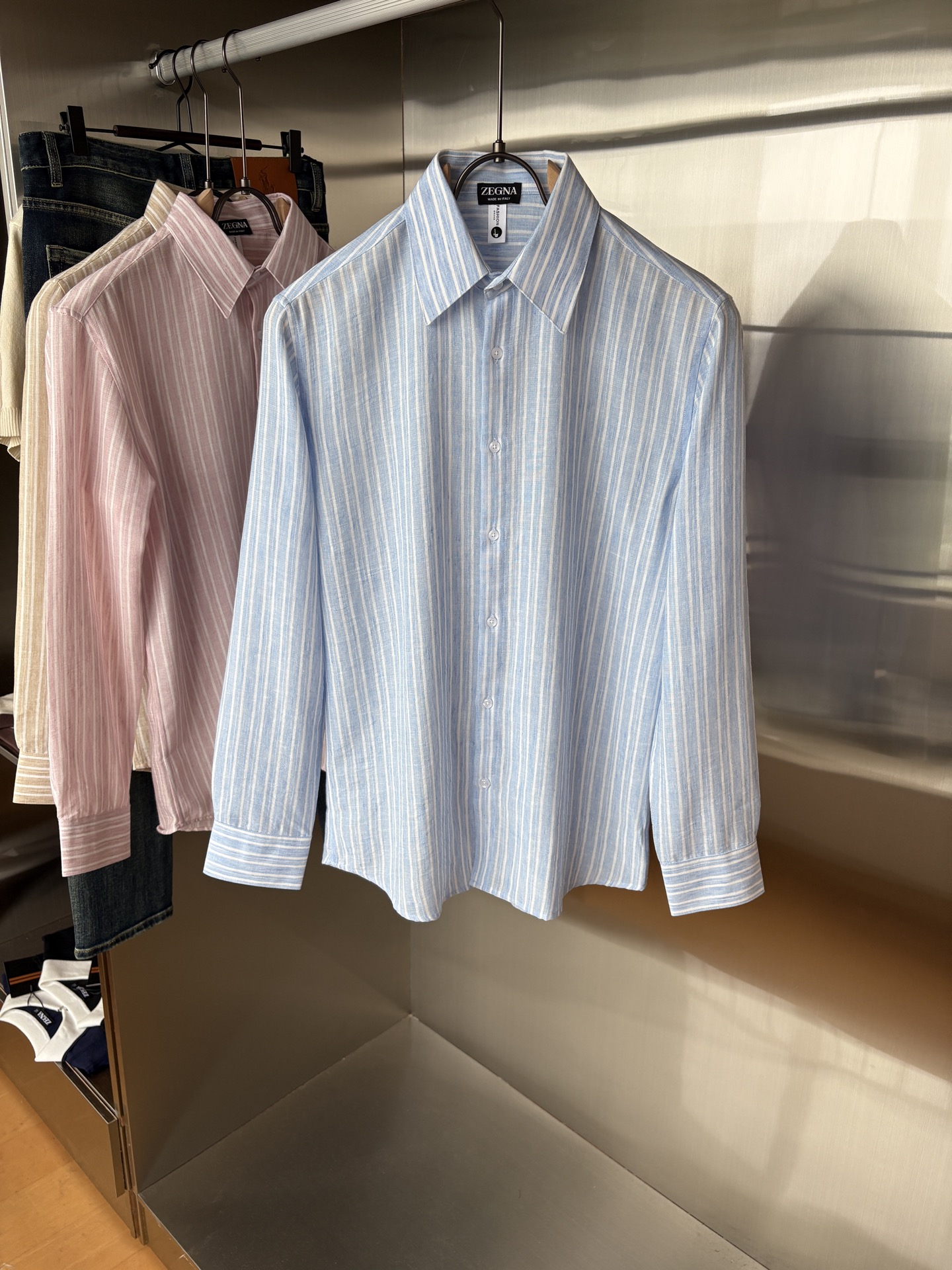 Z家男装界的天花板，这款翻领麻料衫长袖精准到每一针的细腻工艺，完全区别于普通面料裁剪。线条流畅，版型挺括