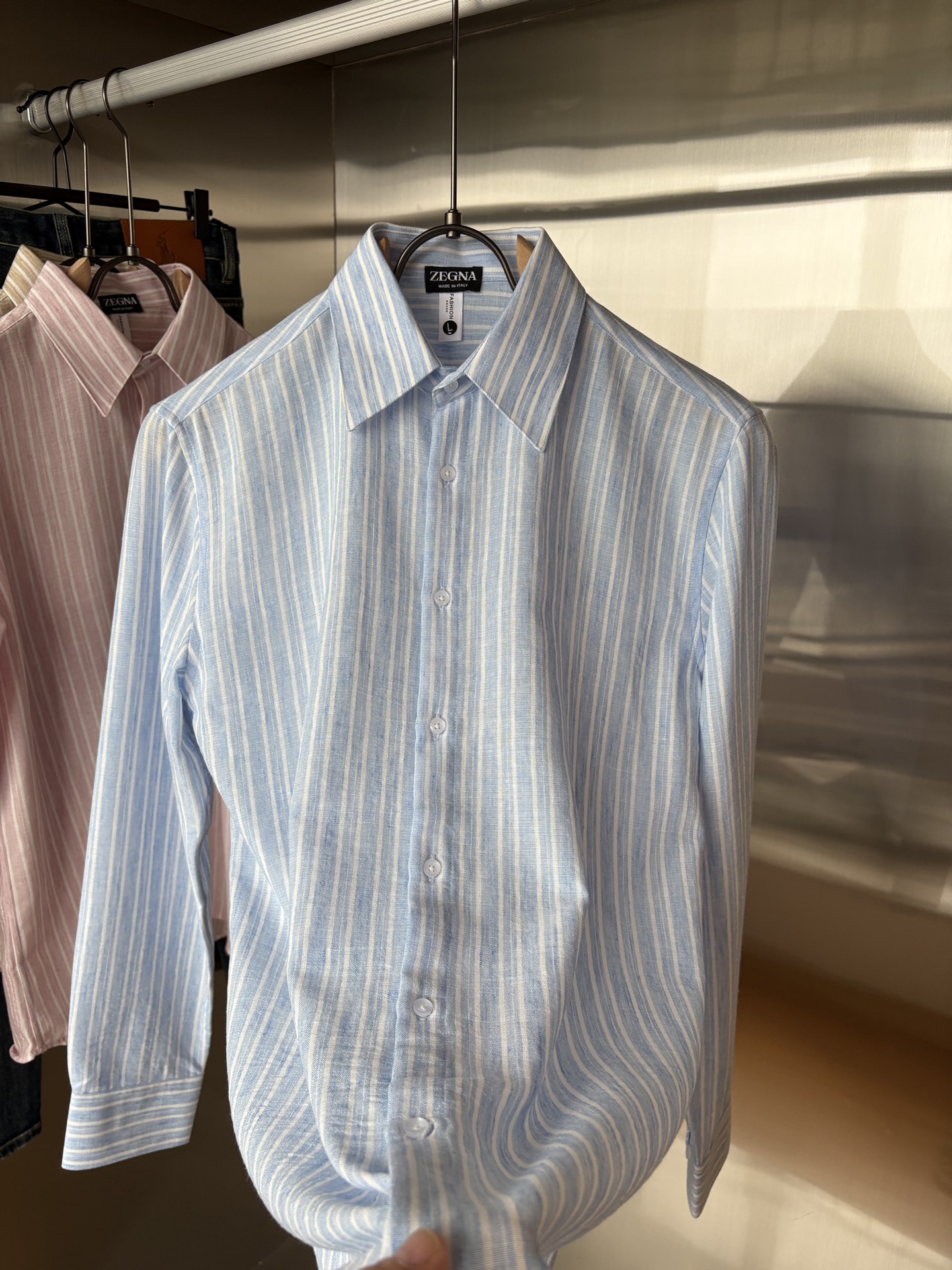 Z家男装界的天花板，这款翻领麻料衫长袖精准到每一针的细腻工艺，完全区别于普通面料裁剪。线条流畅，版型挺括