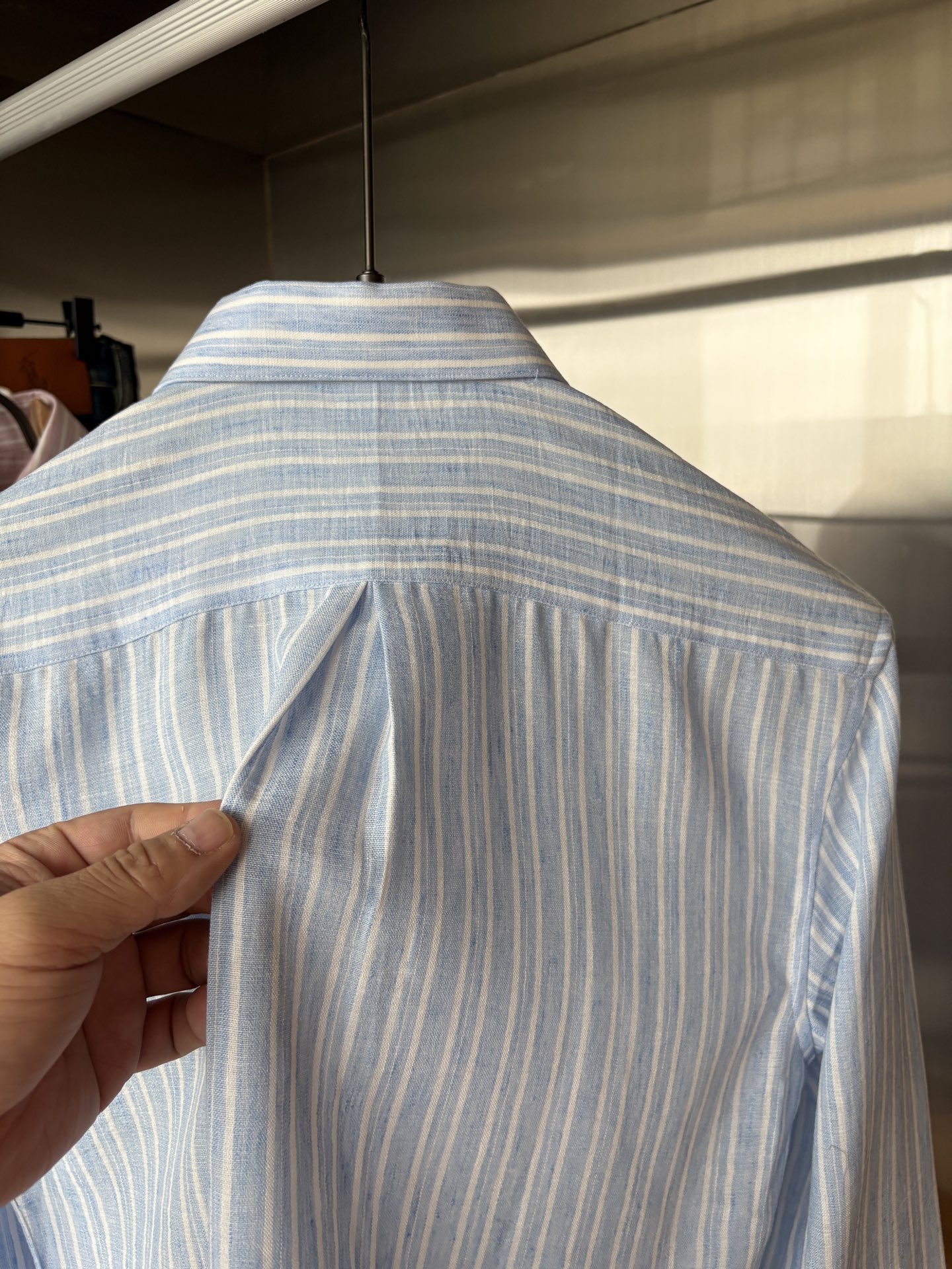 Z家男装界的天花板，这款翻领麻料衫长袖精准到每一针的细腻工艺，完全区别于普通面料裁剪。线条流畅，版型挺括