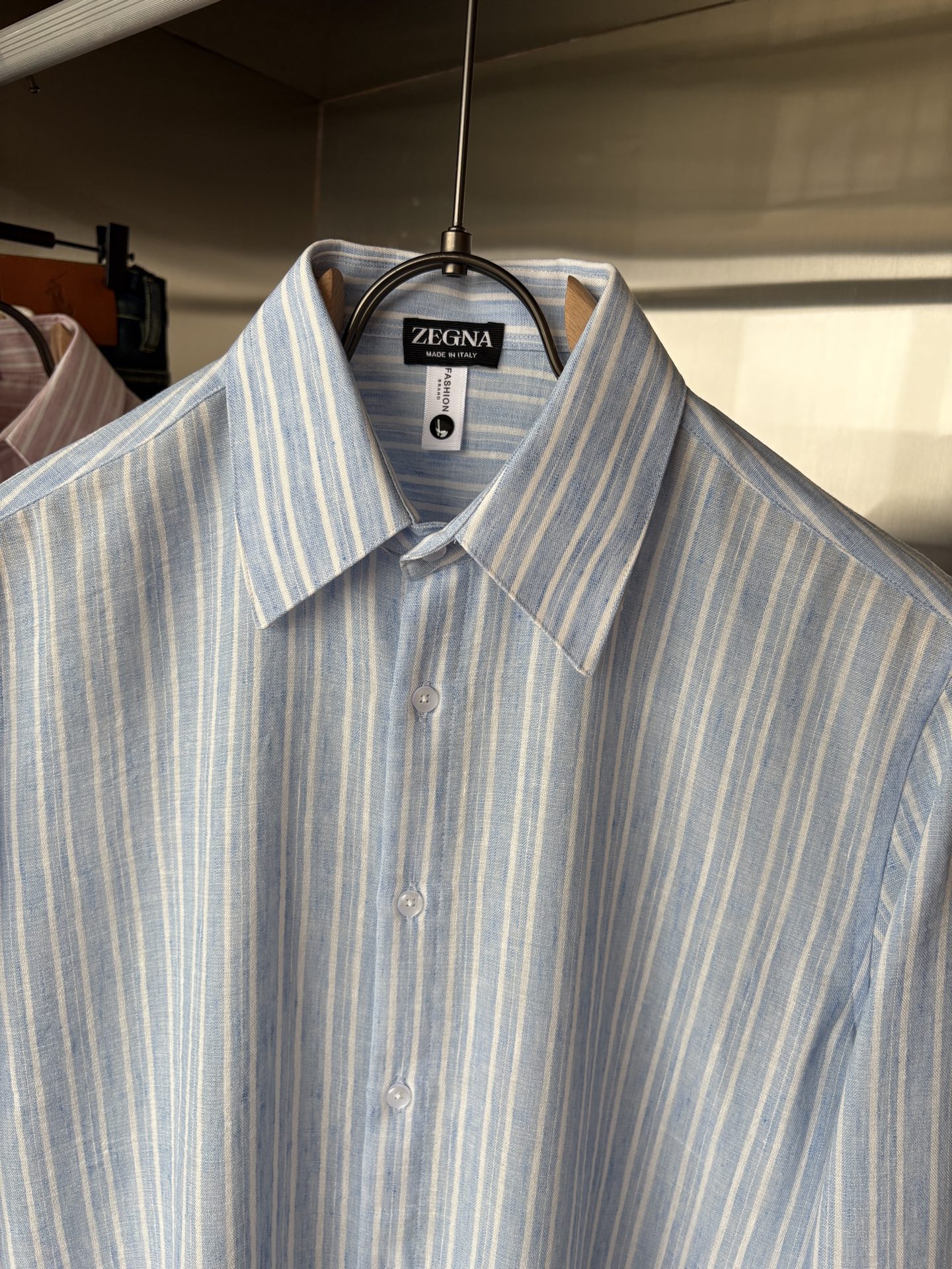 Z家男装界的天花板，这款翻领麻料衫长袖精准到每一针的细腻工艺，完全区别于普通面料裁剪。线条流畅，版型挺括