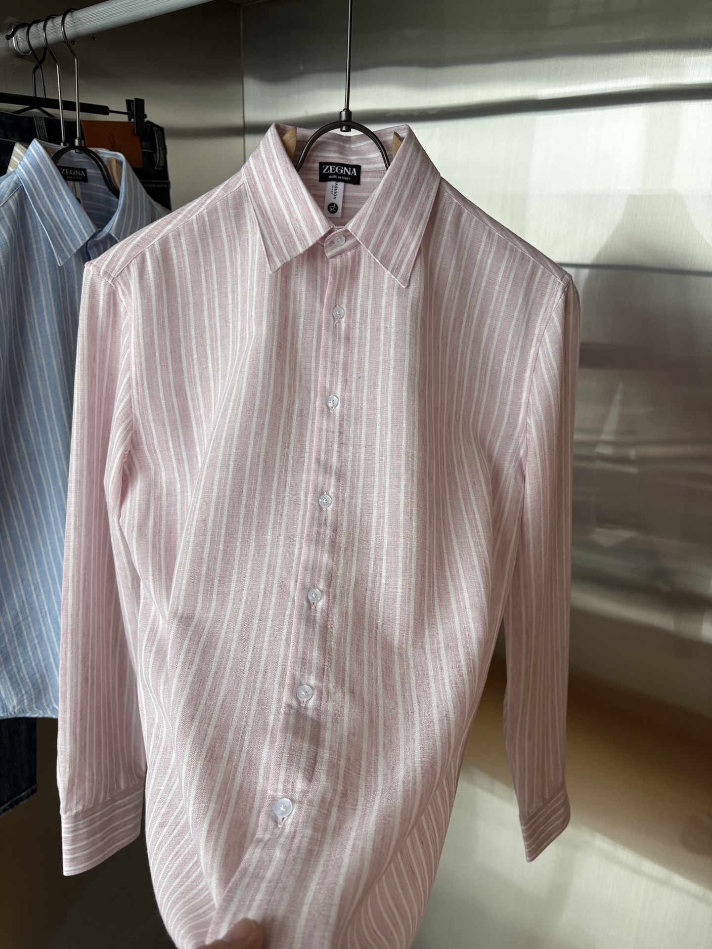 Z家男装界的天花板，这款翻领麻料衫长袖精准到每一针的细腻工艺，完全区别于普通面料裁剪。线条流畅，版型挺括