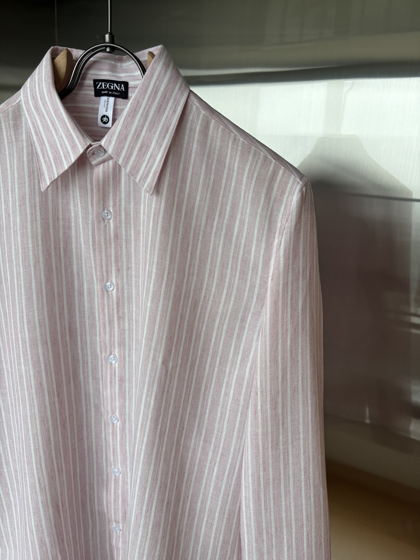 Z家男装界的天花板，这款翻领麻料衫长袖精准到每一针的细腻工艺，完全区别于普通面料裁剪。线条流畅，版型挺括