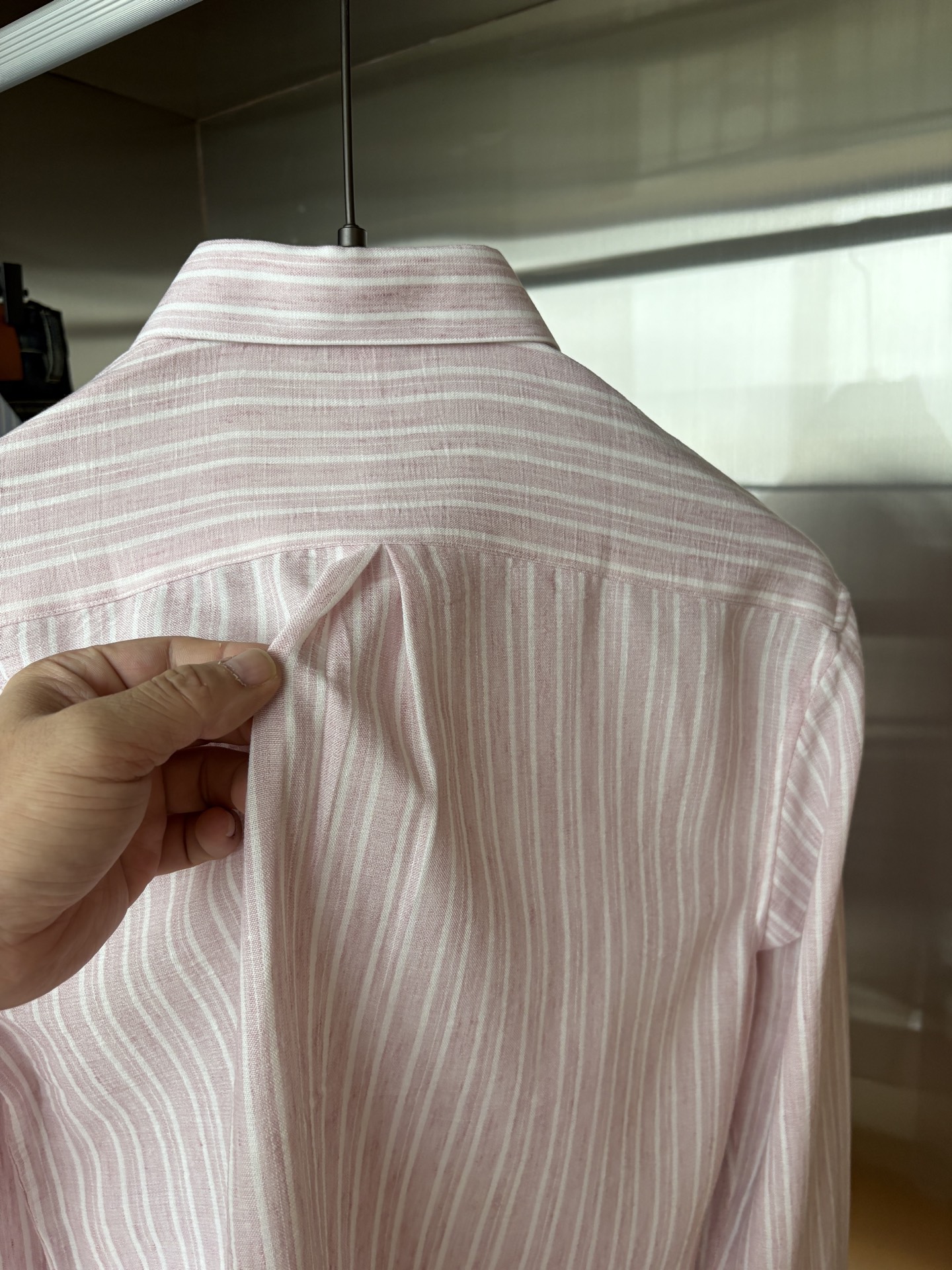 Z家男装界的天花板，这款翻领麻料衫长袖精准到每一针的细腻工艺，完全区别于普通面料裁剪。线条流畅，版型挺括