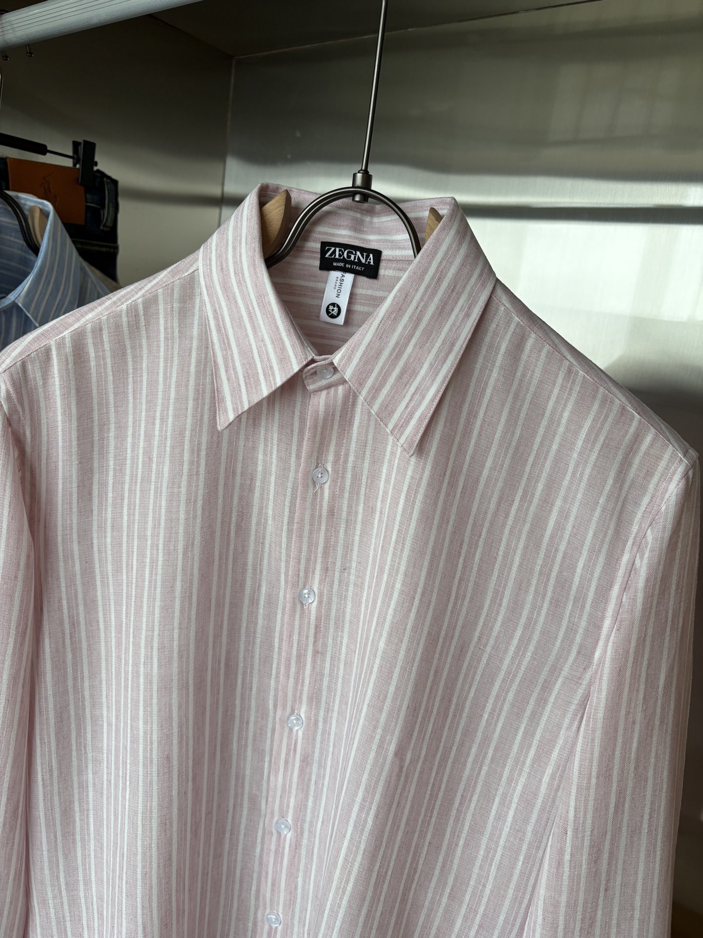 Z家男装界的天花板，这款翻领麻料衫长袖精准到每一针的细腻工艺，完全区别于普通面料裁剪。线条流畅，版型挺括