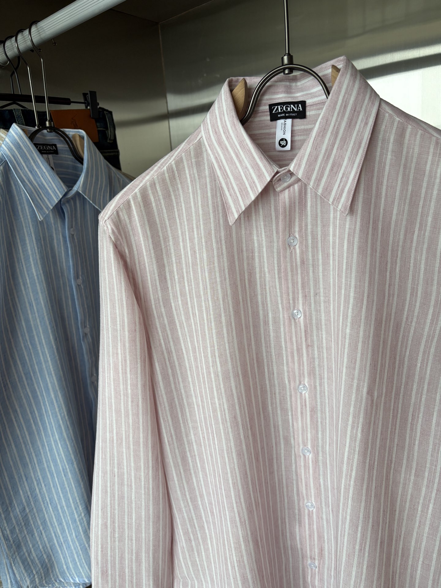 Z家男装界的天花板，这款翻领麻料衫长袖精准到每一针的细腻工艺，完全区别于普通面料裁剪。线条流畅，版型挺括