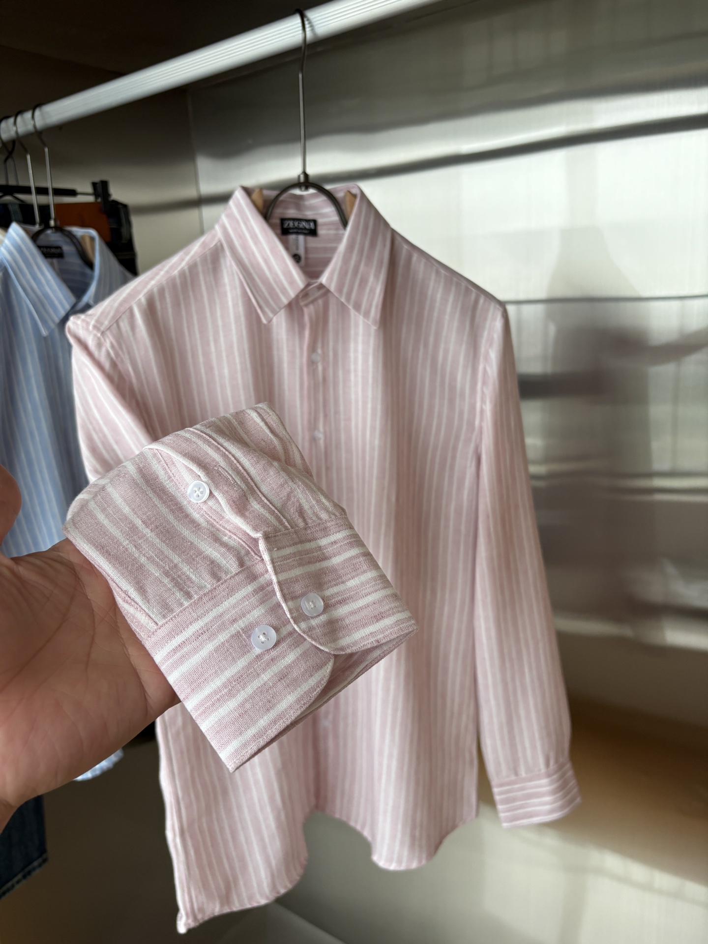 Z家男装界的天花板，这款翻领麻料衫长袖精准到每一针的细腻工艺，完全区别于普通面料裁剪。线条流畅，版型挺括