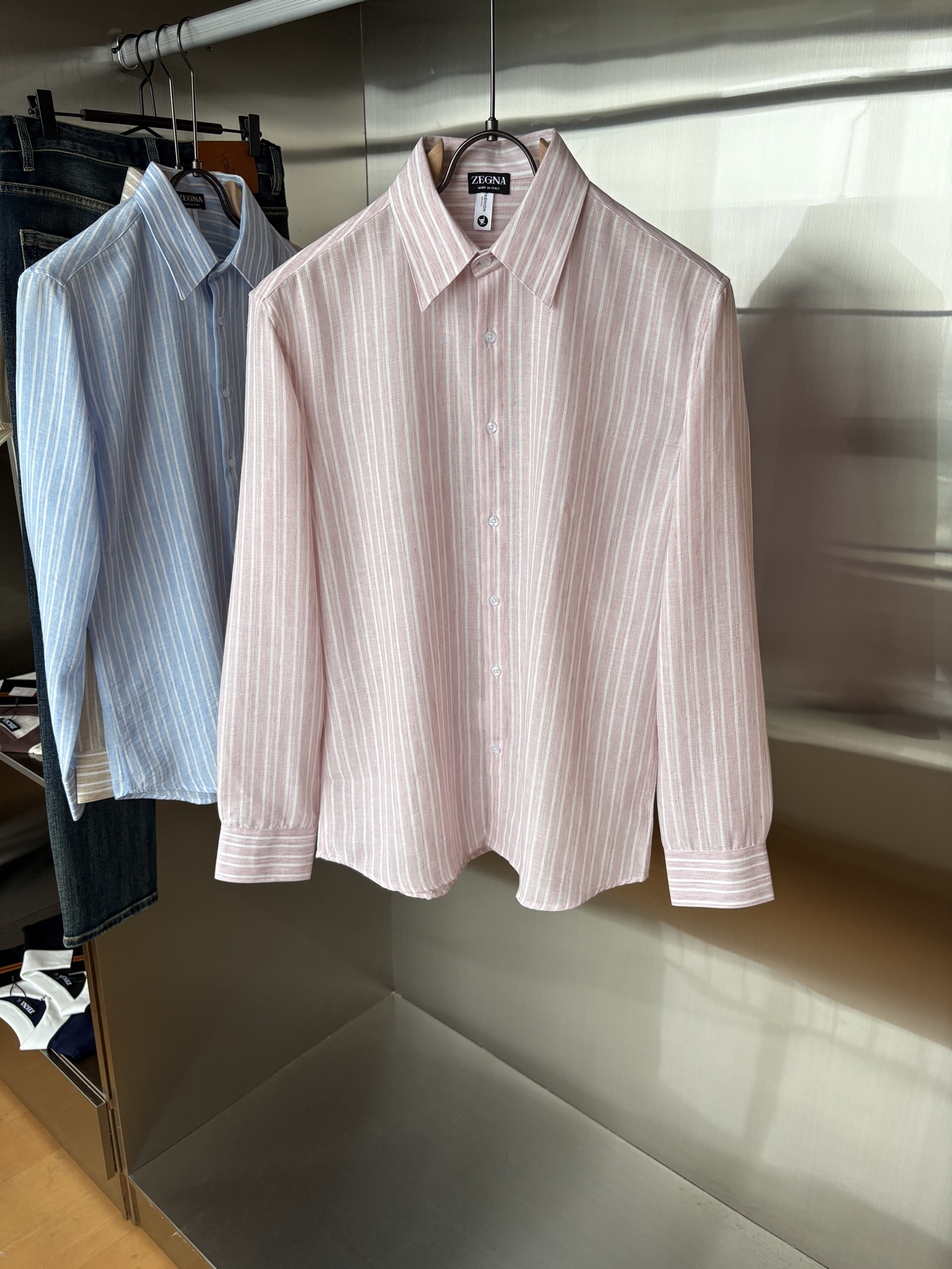 Z家男装界的天花板，这款翻领麻料衫长袖精准到每一针的细腻工艺，完全区别于普通面料裁剪。线条流畅，版型挺括