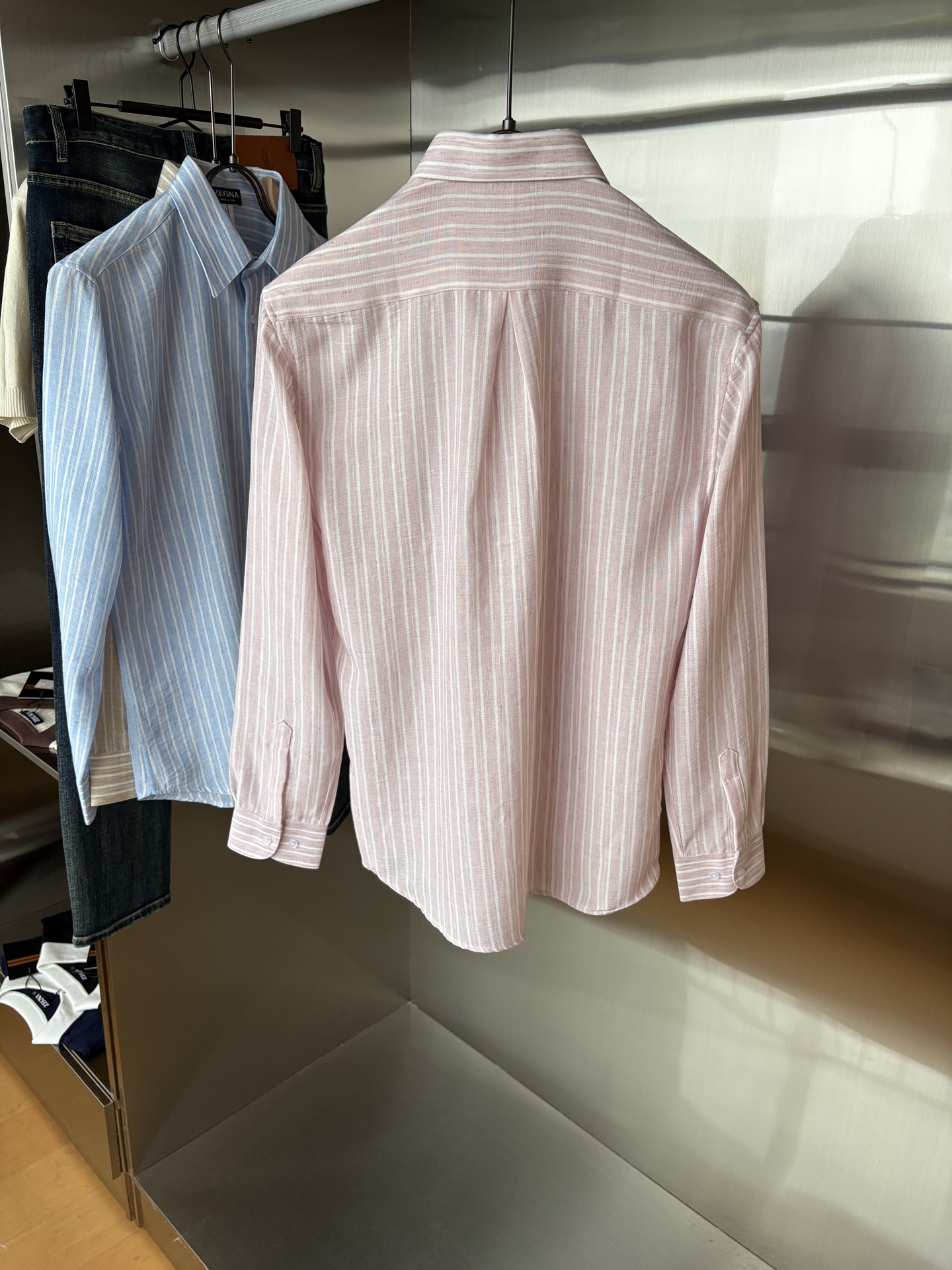 Z家男装界的天花板，这款翻领麻料衫长袖精准到每一针的细腻工艺，完全区别于普通面料裁剪。线条流畅，版型挺括