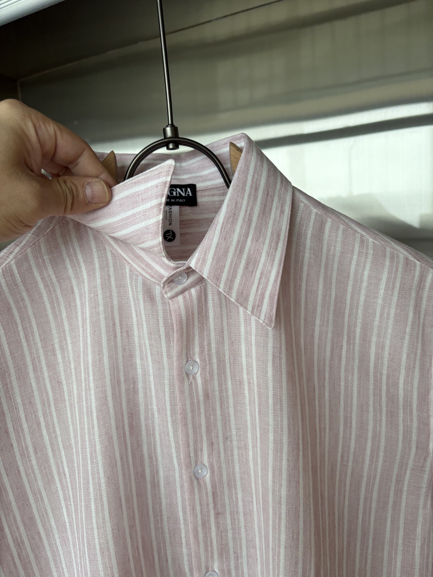 Z家男装界的天花板，这款翻领麻料衫长袖精准到每一针的细腻工艺，完全区别于普通面料裁剪。线条流畅，版型挺括