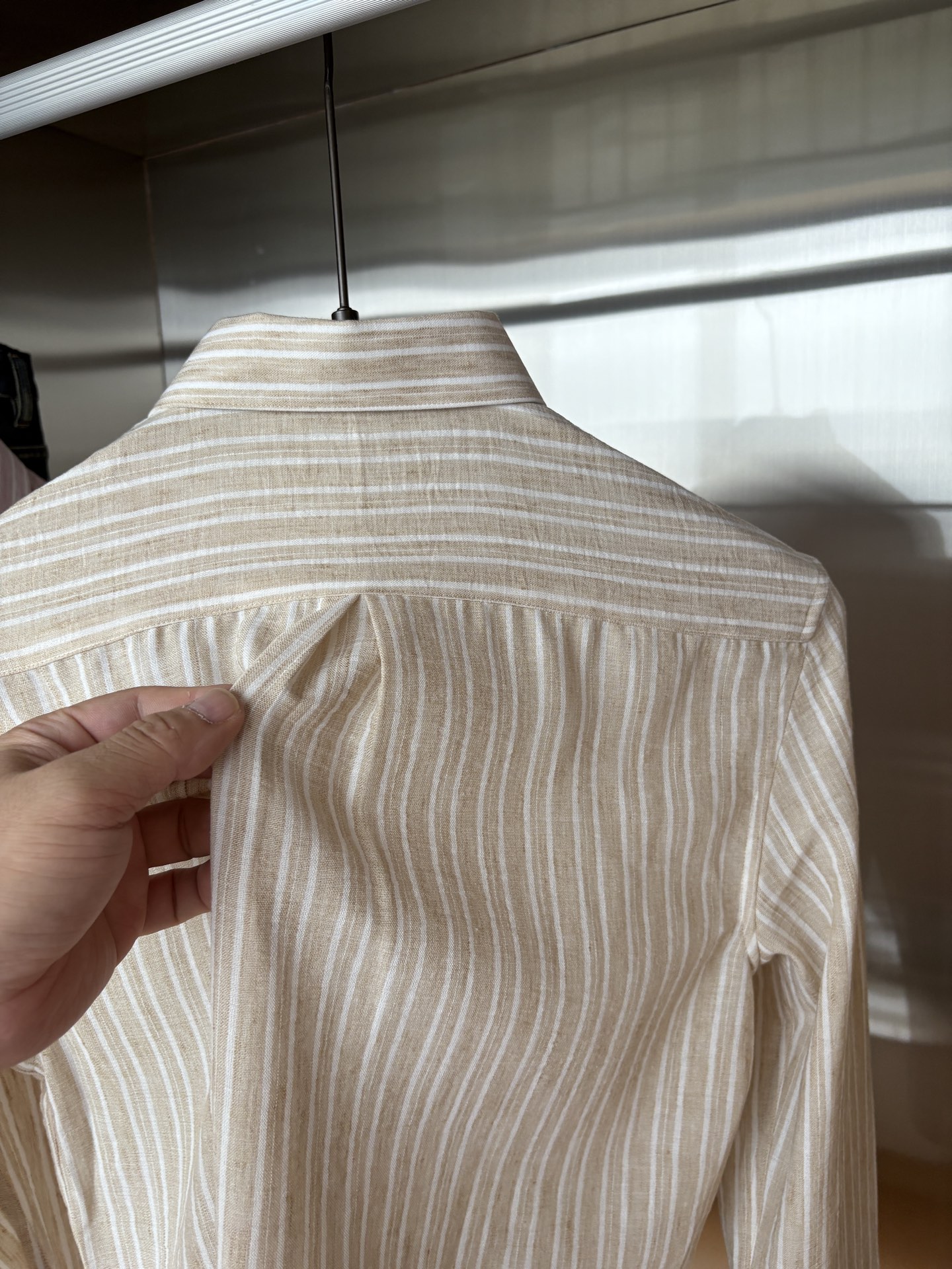 Z家男装界的天花板，这款翻领麻料衫长袖精准到每一针的细腻工艺，完全区别于普通面料裁剪。线条流畅，版型挺括