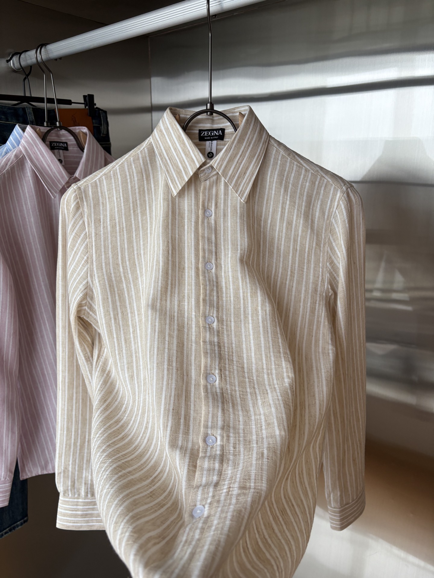 Z家男装界的天花板，这款翻领麻料衫长袖精准到每一针的细腻工艺，完全区别于普通面料裁剪。线条流畅，版型挺括