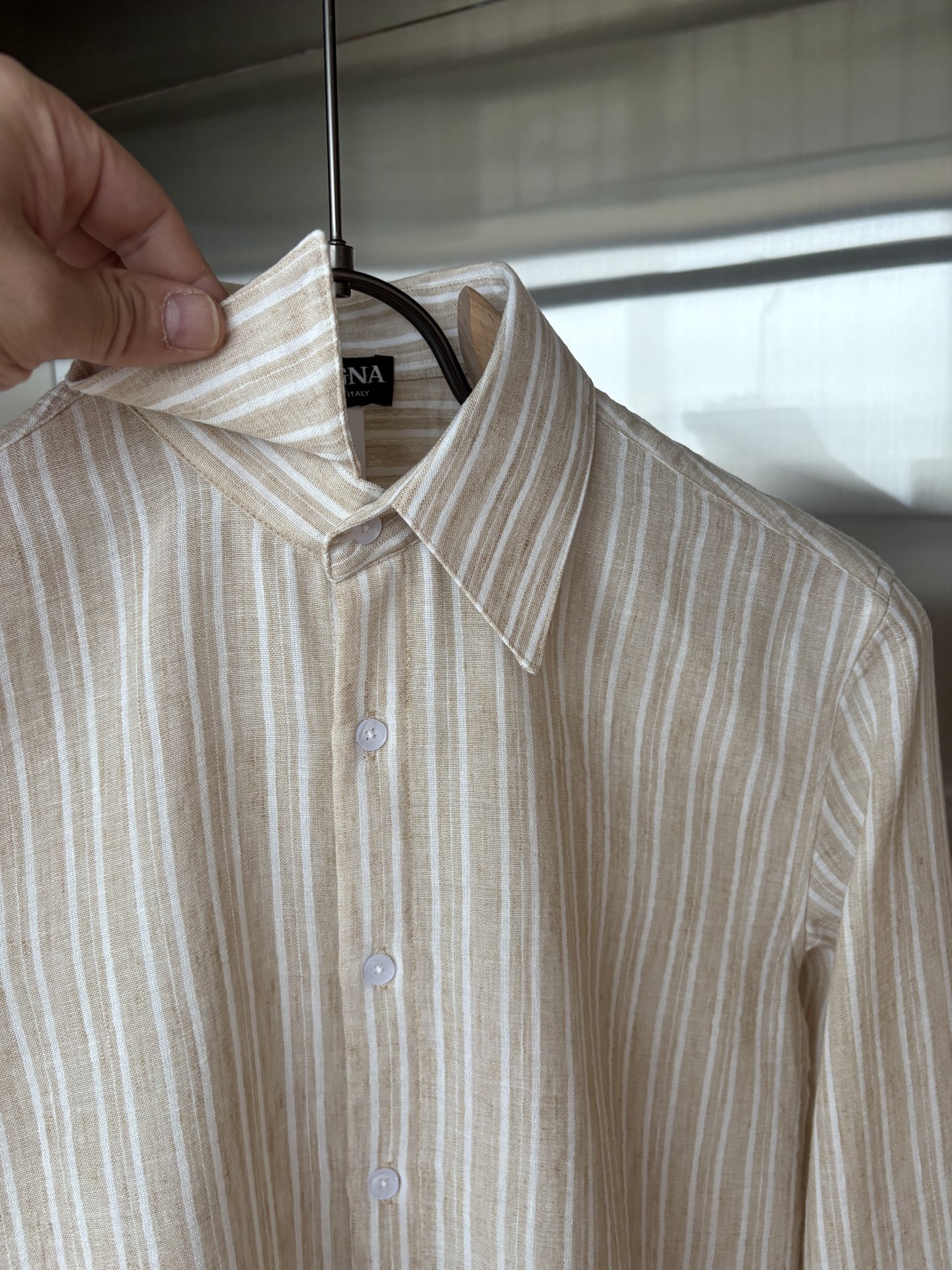 Z家男装界的天花板，这款翻领麻料衫长袖精准到每一针的细腻工艺，完全区别于普通面料裁剪。线条流畅，版型挺括