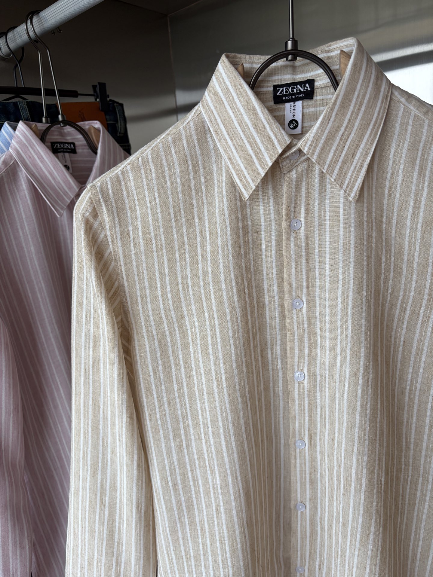 Z家男装界的天花板，这款翻领麻料衫长袖精准到每一针的细腻工艺，完全区别于普通面料裁剪。线条流畅，版型挺括