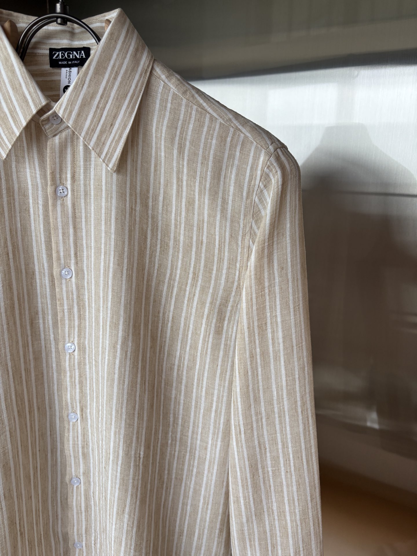 Z家男装界的天花板，这款翻领麻料衫长袖精准到每一针的细腻工艺，完全区别于普通面料裁剪。线条流畅，版型挺括