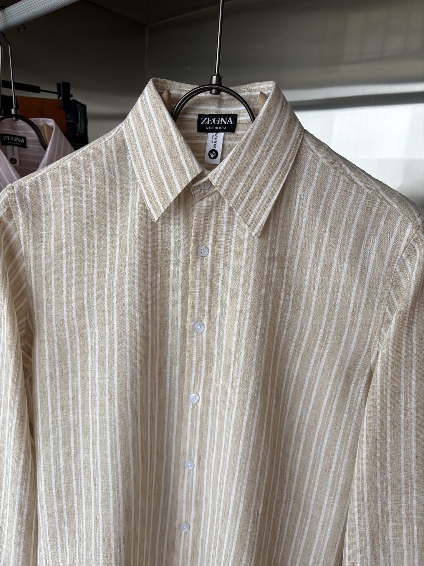 Z家男装界的天花板，这款翻领麻料衫长袖精准到每一针的细腻工艺，完全区别于普通面料裁剪。线条流畅，版型挺括