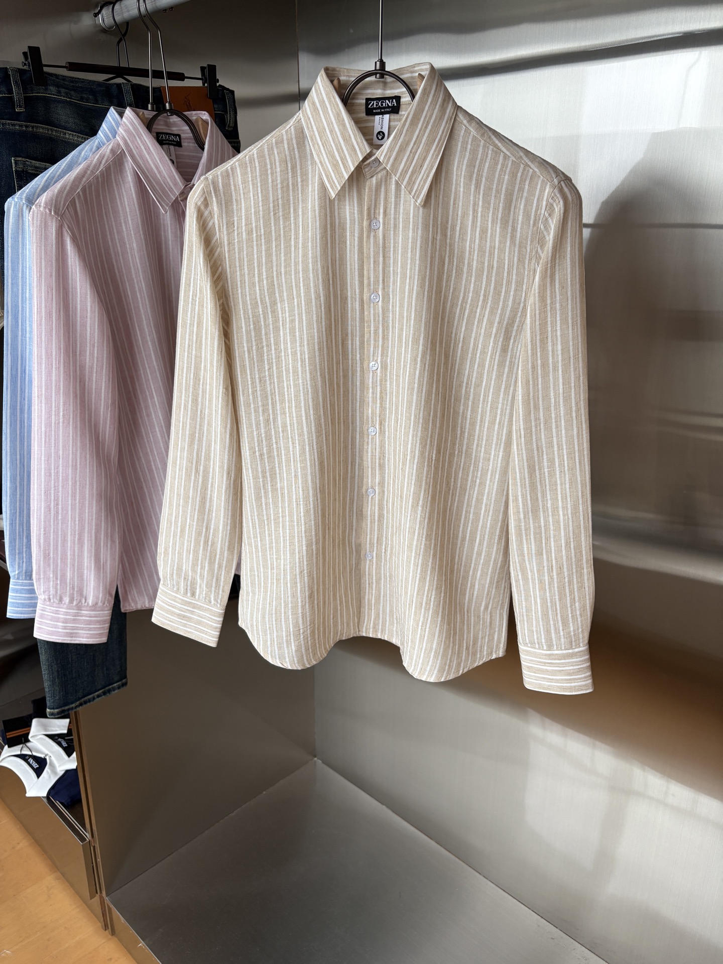 NO:494245,The ceiling of Z home’s men’s clothing industry, this lapel linen shirt has a long sleeve that is precise to the delicate craftsmanship of each needle, completely different from ordinary fabric cutting. The lines are smooth, the style is crisp, perfectly modifying the body, and the classic lapel design is simple without losing its atmosphere. The texture is silky, close to the body, skin-friendly and breathable!  Whether it is daily going out or business leisure, you can easily control it, demonstrating the elegant temperament of a man!  Code number M-4XL, alexander wang19860909Z家男装界的天花板,这款翻领麻料衫长袖精准到每一针的细腻工艺,完全区别于普通面料裁剪.线条流畅,版型挺括,完美修饰身形,经典翻领设计,简约而不失大气.质感丝滑,贴身亲肤透气！无论是日常出街还是商务休闲,都能轻松驾驭,彰显男士优雅气质！ 码数M-4XL,,alexander wang,Men's clothing