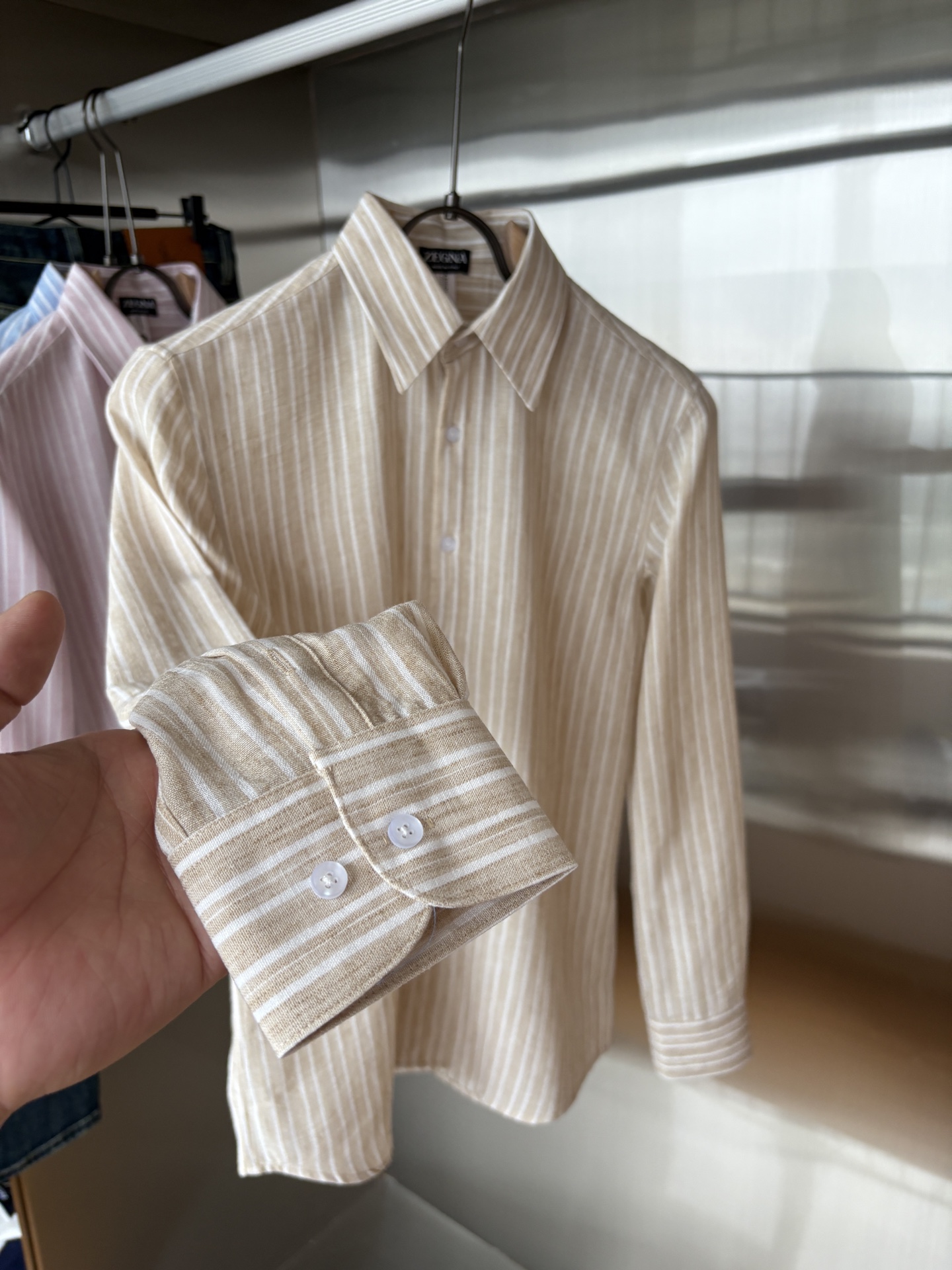 Z家男装界的天花板，这款翻领麻料衫长袖精准到每一针的细腻工艺，完全区别于普通面料裁剪。线条流畅，版型挺括