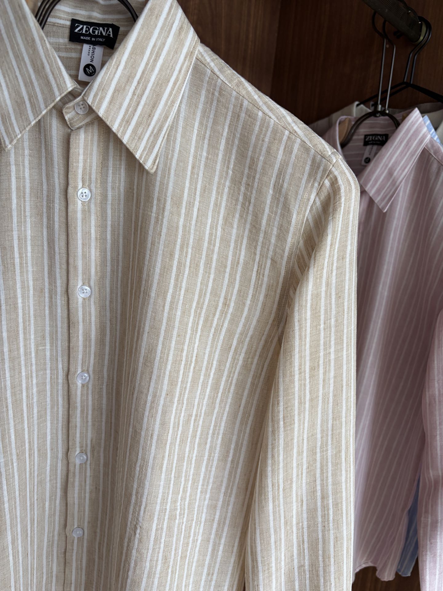 Z家男装界的天花板，这款翻领麻料衫长袖精准到每一针的细腻工艺，完全区别于普通面料裁剪。线条流畅，版型挺括