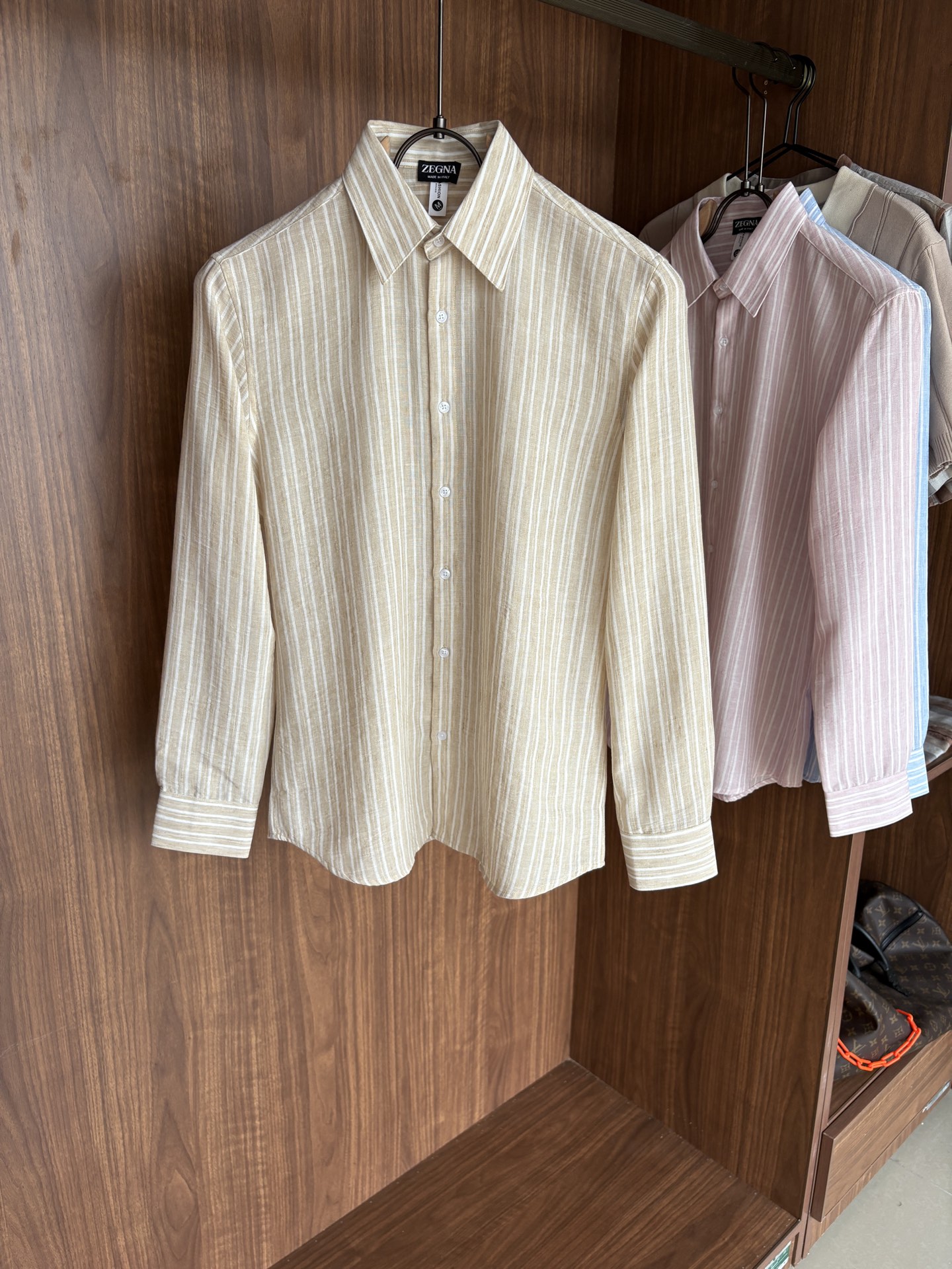 Z家男装界的天花板，这款翻领麻料衫长袖精准到每一针的细腻工艺，完全区别于普通面料裁剪。线条流畅，版型挺括