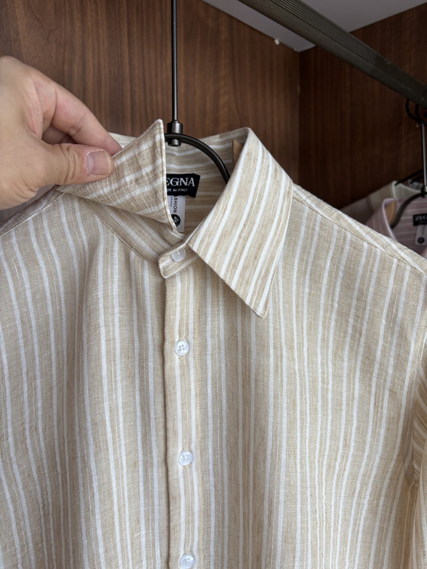 Z家男装界的天花板，这款翻领麻料衫长袖精准到每一针的细腻工艺，完全区别于普通面料裁剪。线条流畅，版型挺括