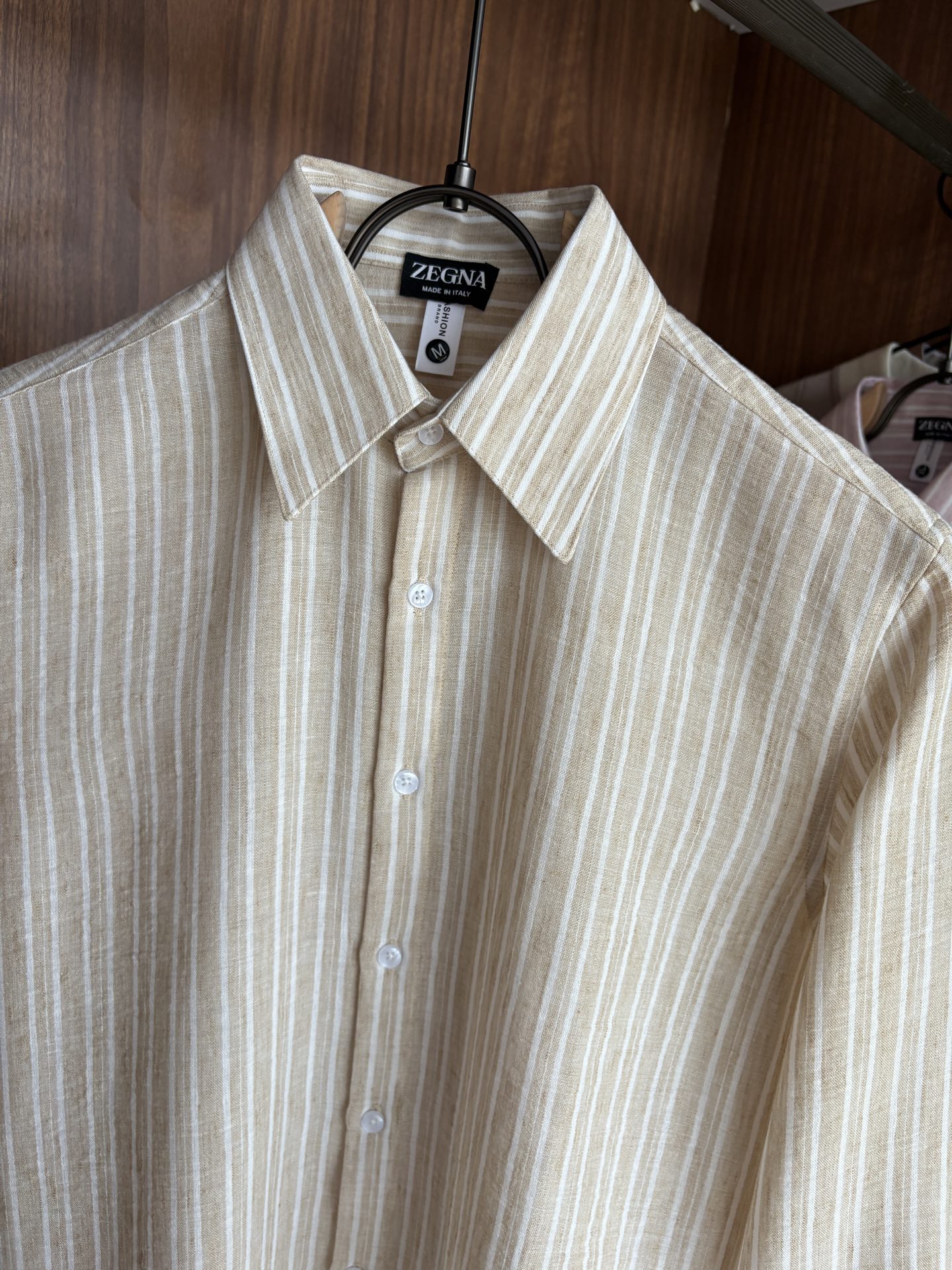 Z家男装界的天花板，这款翻领麻料衫长袖精准到每一针的细腻工艺，完全区别于普通面料裁剪。线条流畅，版型挺括