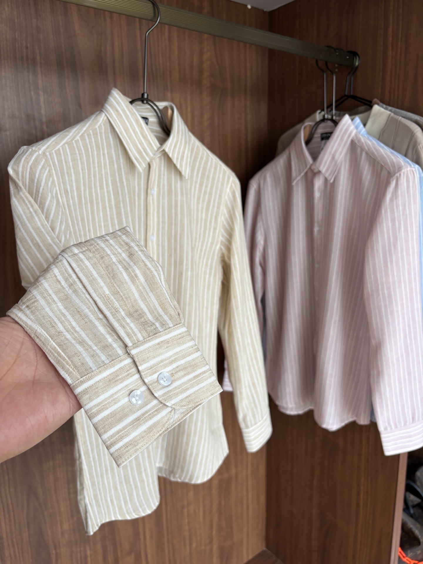 Z家男装界的天花板，这款翻领麻料衫长袖精准到每一针的细腻工艺，完全区别于普通面料裁剪。线条流畅，版型挺括