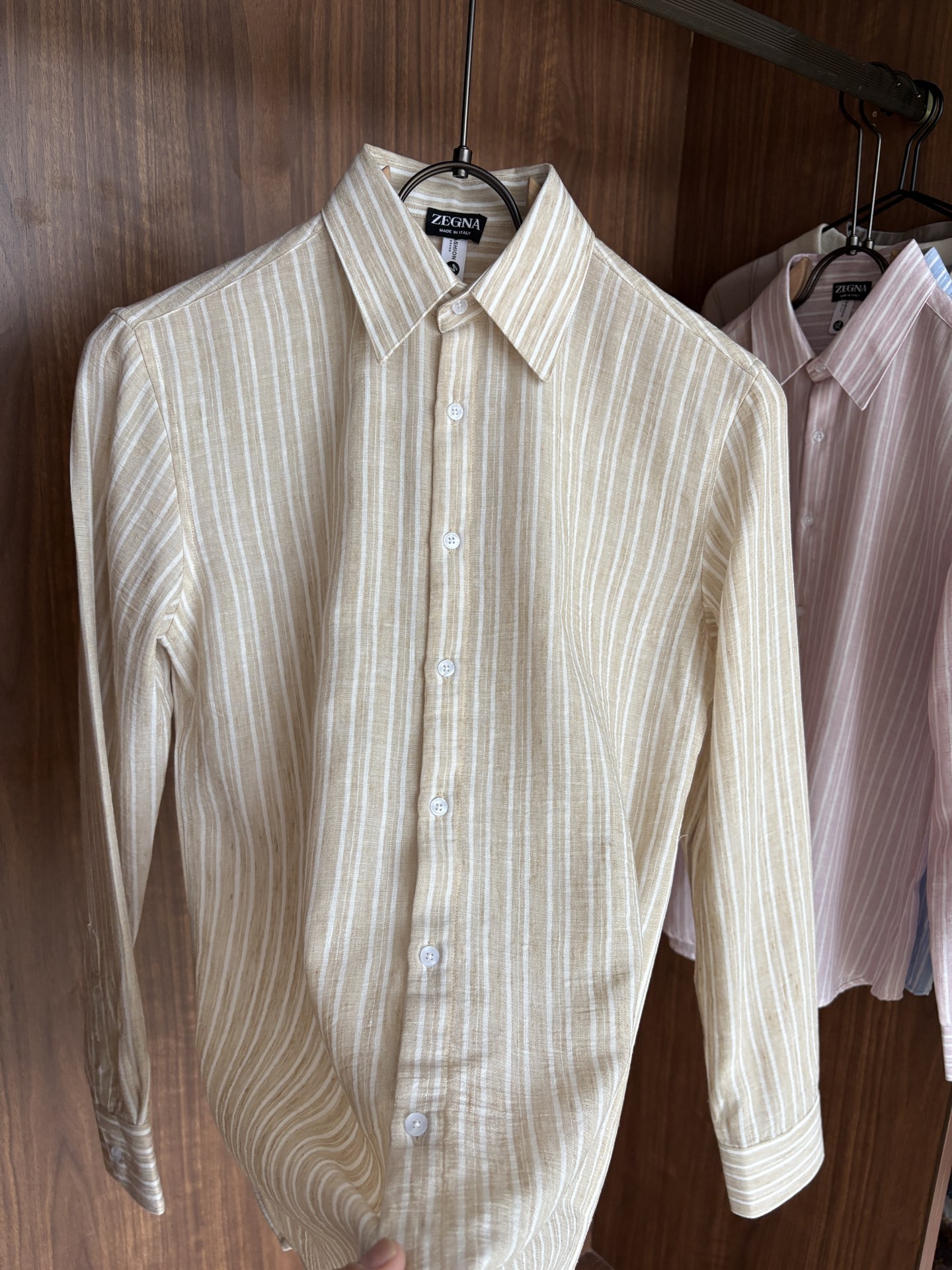 Z家男装界的天花板，这款翻领麻料衫长袖精准到每一针的细腻工艺，完全区别于普通面料裁剪。线条流畅，版型挺括