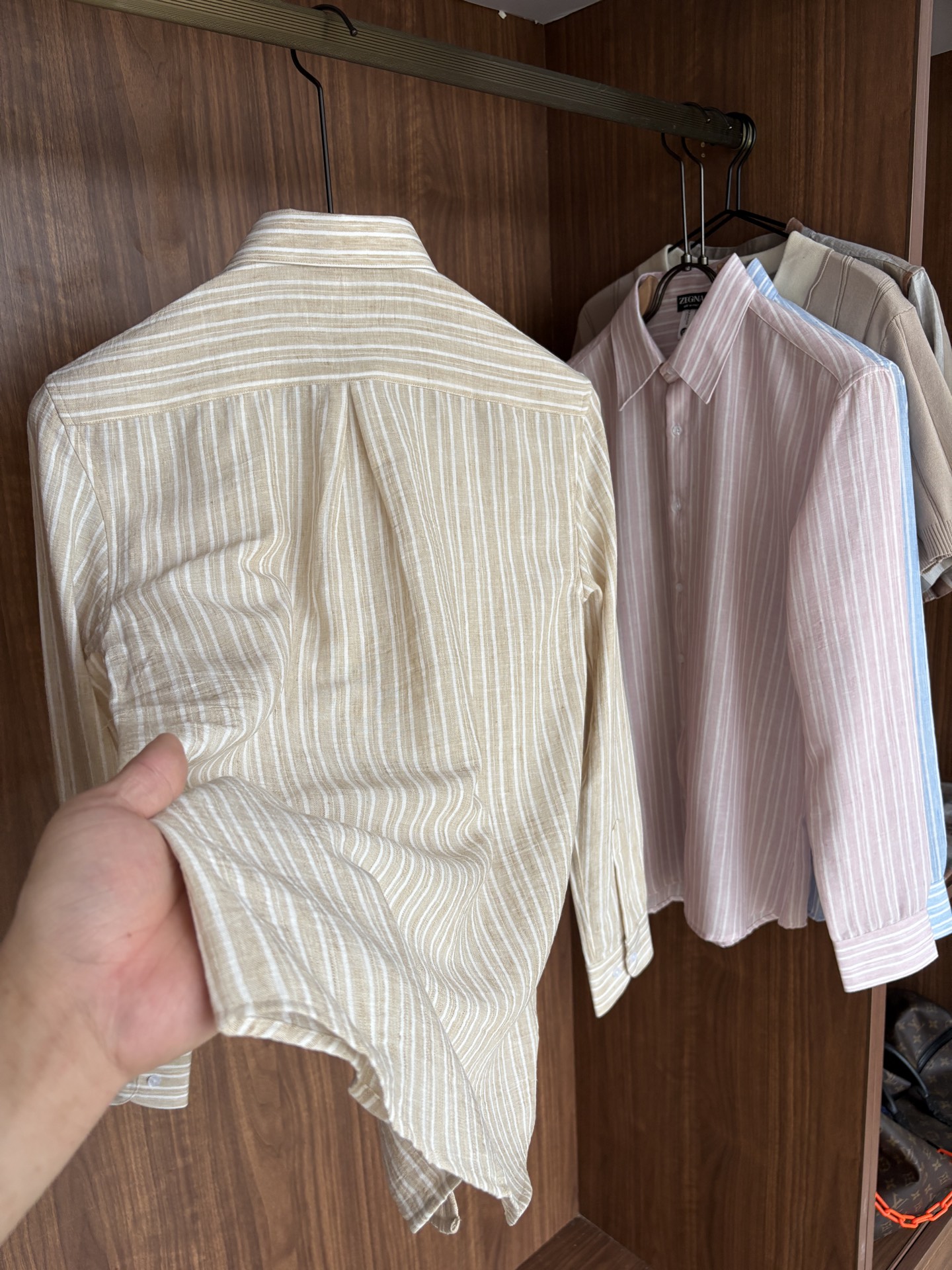 Z家男装界的天花板，这款翻领麻料衫长袖精准到每一针的细腻工艺，完全区别于普通面料裁剪。线条流畅，版型挺括