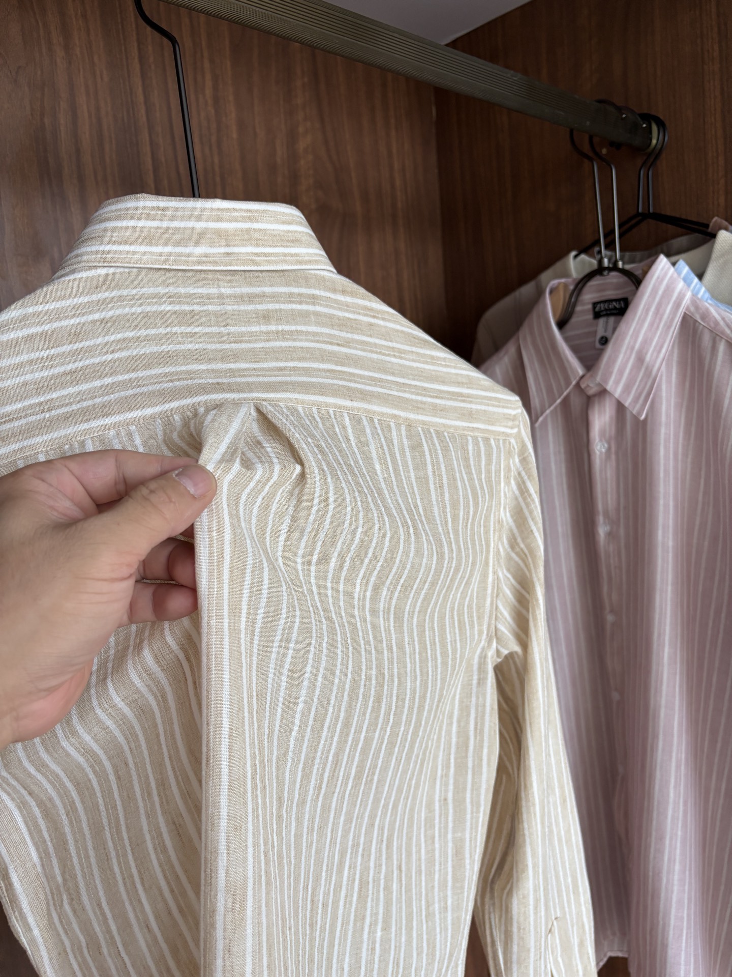 Z家男装界的天花板，这款翻领麻料衫长袖精准到每一针的细腻工艺，完全区别于普通面料裁剪。线条流畅，版型挺括