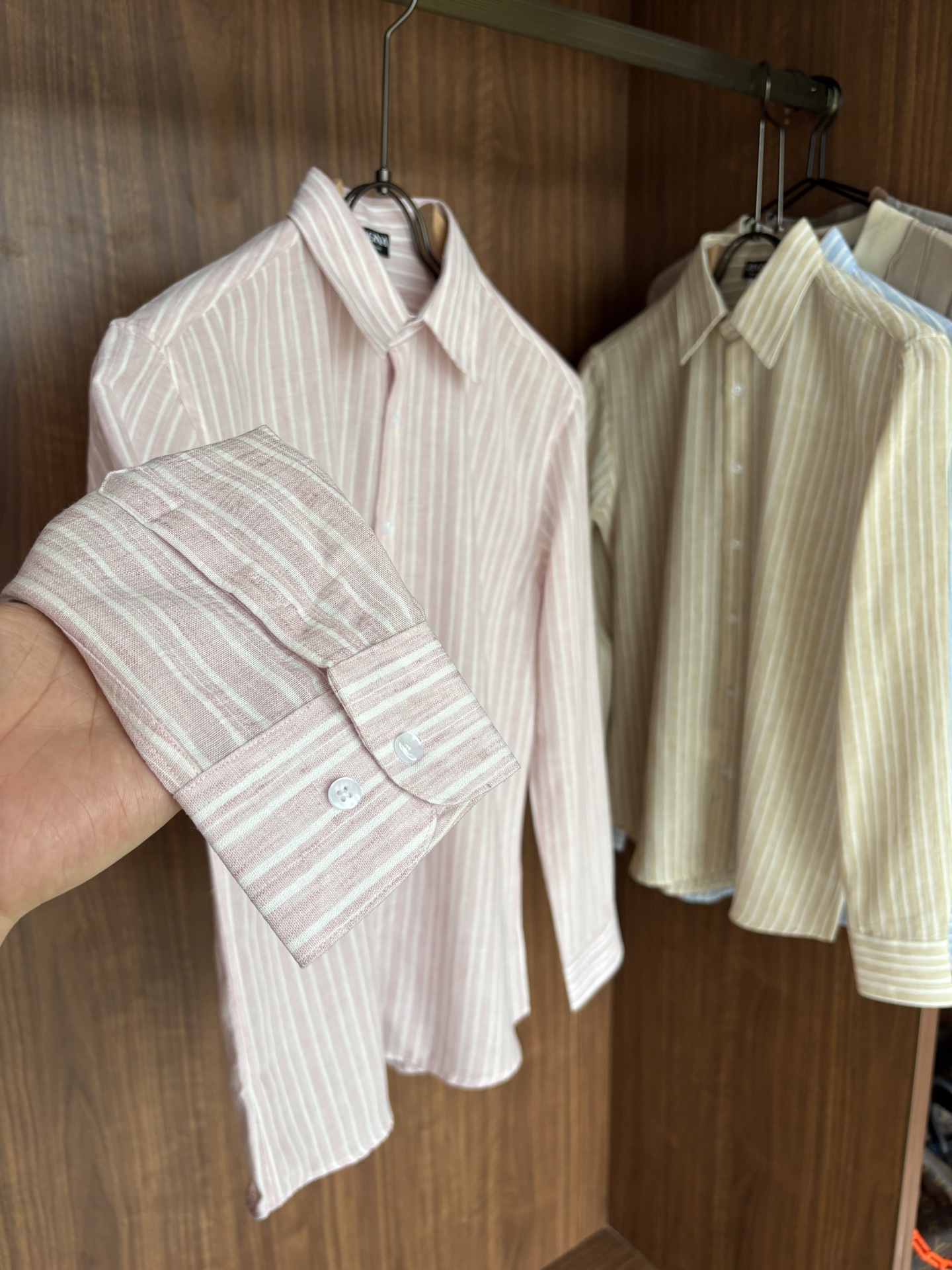 Z家男装界的天花板，这款翻领麻料衫长袖精准到每一针的细腻工艺，完全区别于普通面料裁剪。线条流畅，版型挺括