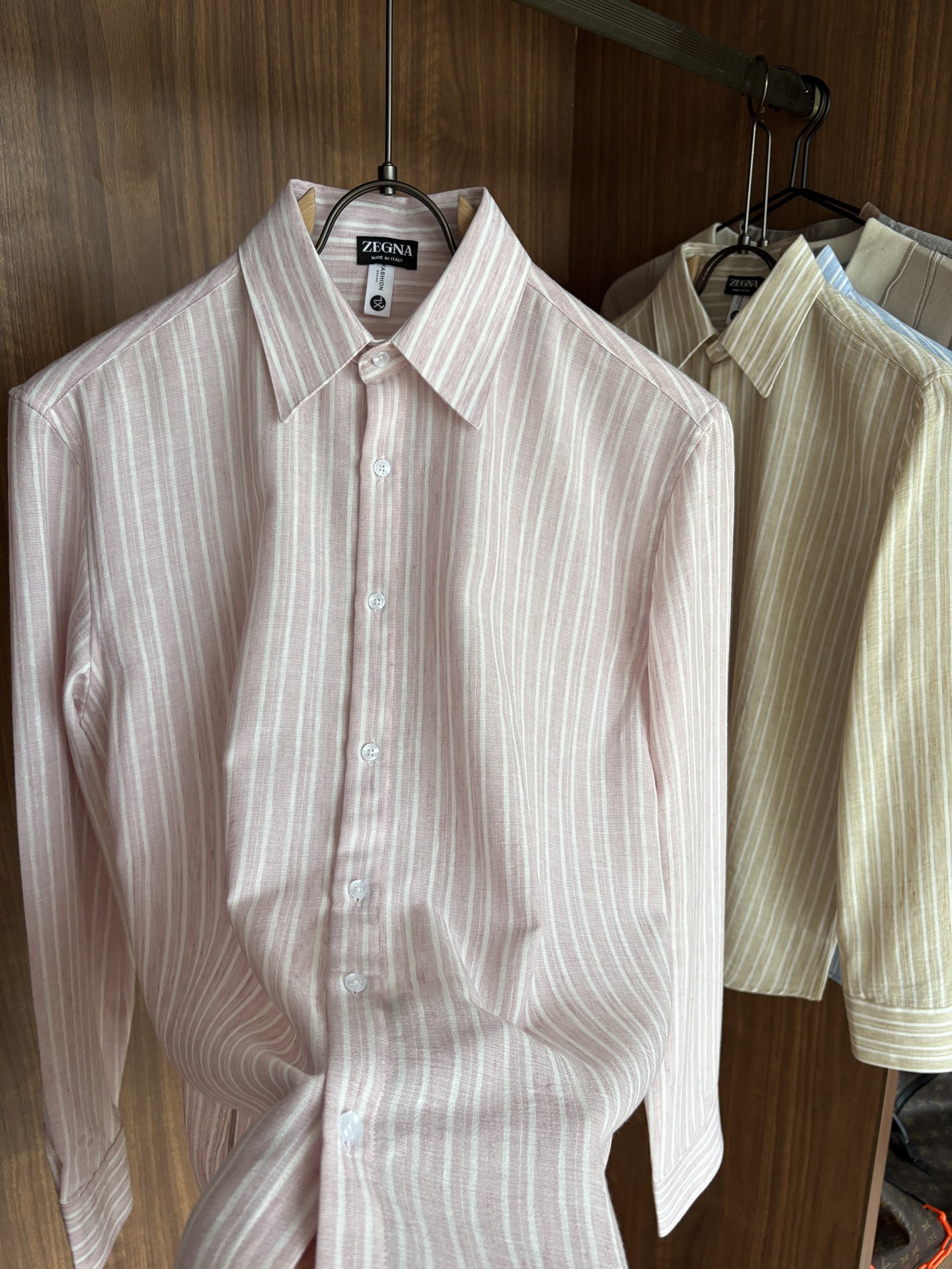 Z家男装界的天花板，这款翻领麻料衫长袖精准到每一针的细腻工艺，完全区别于普通面料裁剪。线条流畅，版型挺括