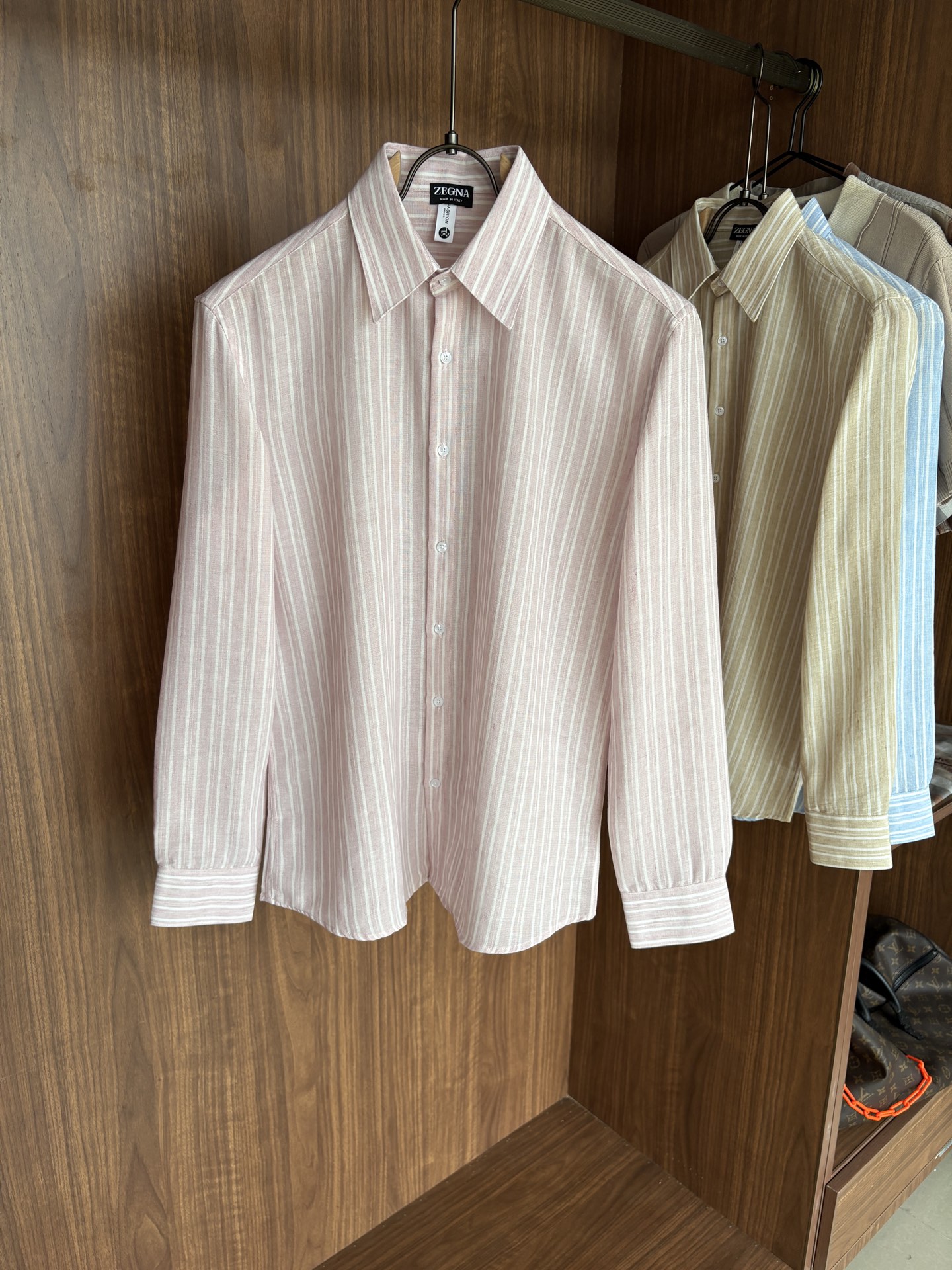 Z家男装界的天花板，这款翻领麻料衫长袖精准到每一针的细腻工艺，完全区别于普通面料裁剪。线条流畅，版型挺括