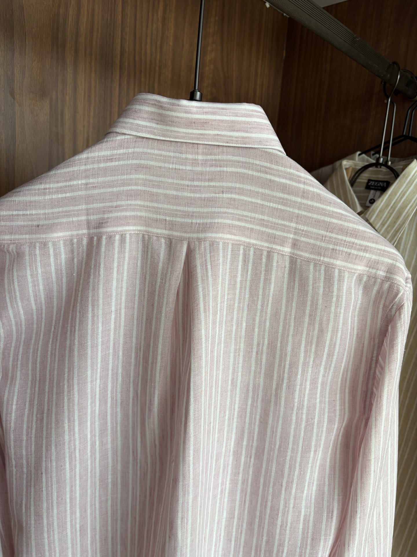 Z家男装界的天花板，这款翻领麻料衫长袖精准到每一针的细腻工艺，完全区别于普通面料裁剪。线条流畅，版型挺括