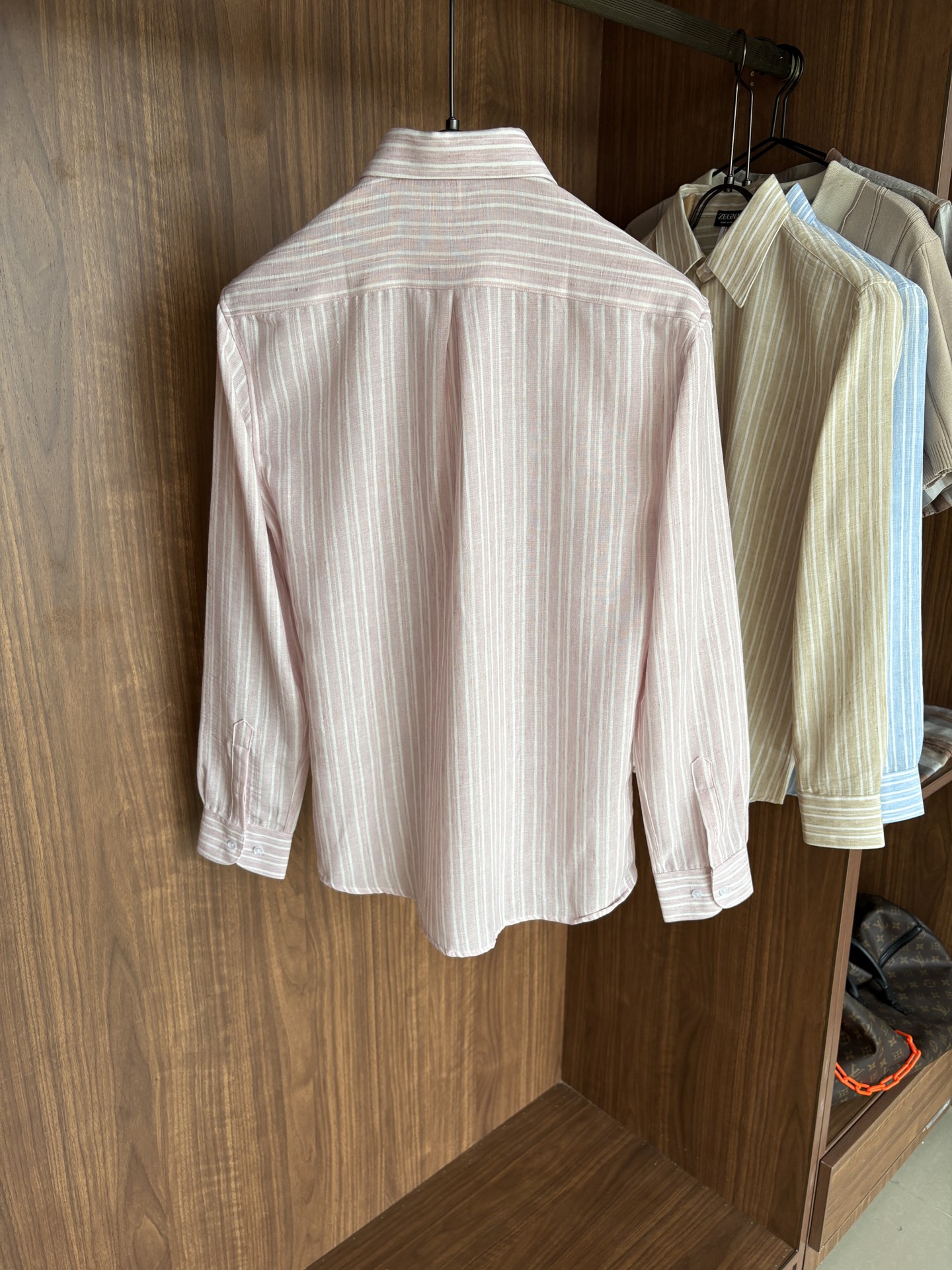 Z家男装界的天花板，这款翻领麻料衫长袖精准到每一针的细腻工艺，完全区别于普通面料裁剪。线条流畅，版型挺括