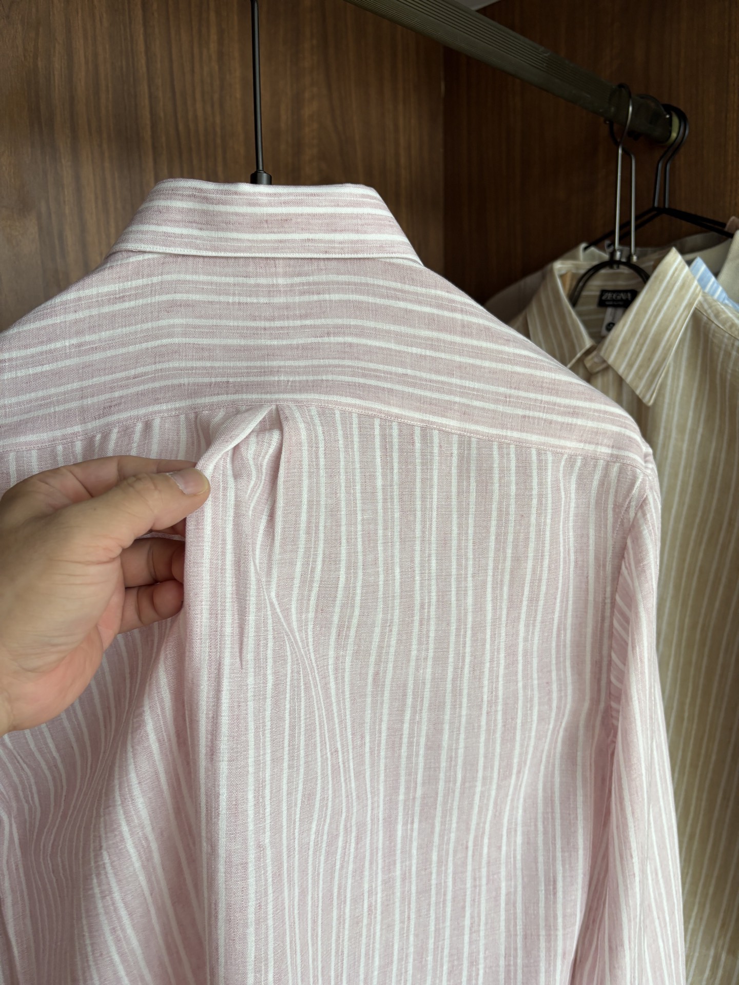 Z家男装界的天花板，这款翻领麻料衫长袖精准到每一针的细腻工艺，完全区别于普通面料裁剪。线条流畅，版型挺括