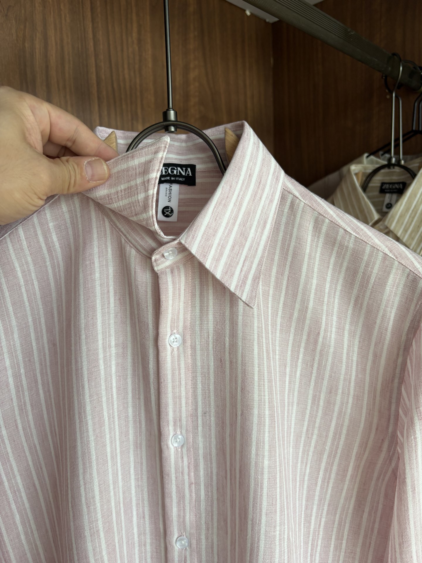 Z家男装界的天花板，这款翻领麻料衫长袖精准到每一针的细腻工艺，完全区别于普通面料裁剪。线条流畅，版型挺括