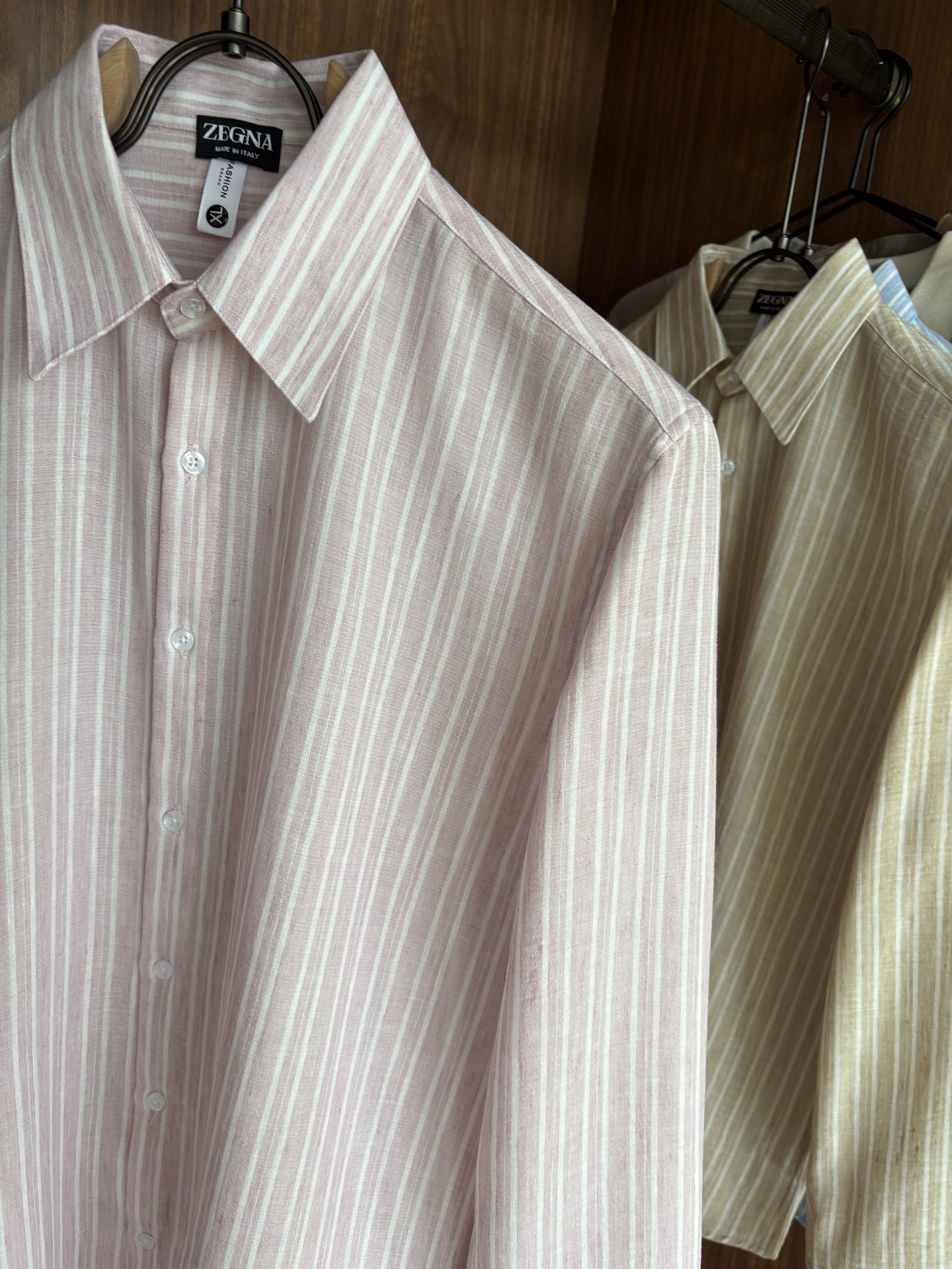 Z家男装界的天花板，这款翻领麻料衫长袖精准到每一针的细腻工艺，完全区别于普通面料裁剪。线条流畅，版型挺括