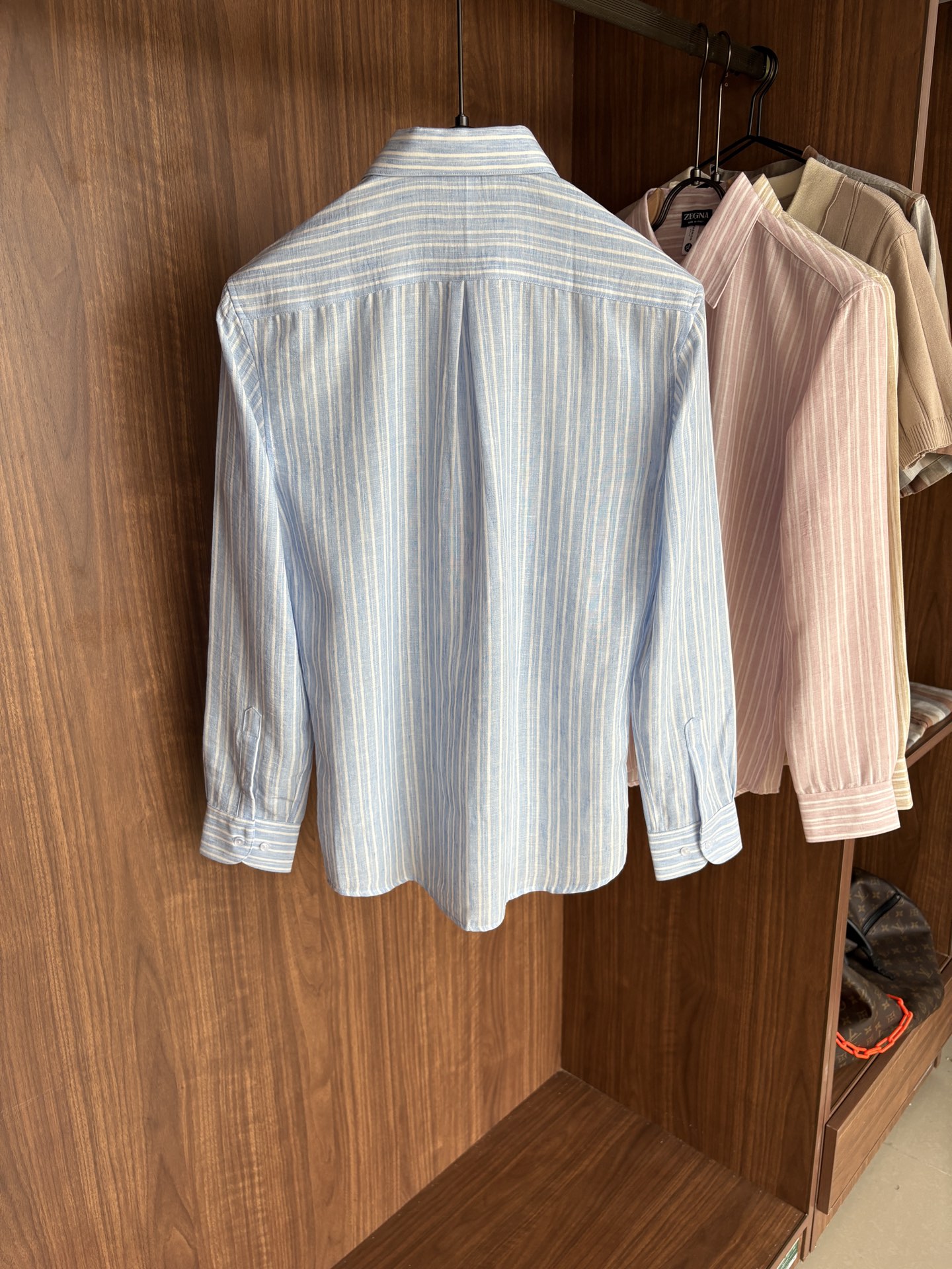 Z家男装界的天花板，这款翻领麻料衫长袖精准到每一针的细腻工艺，完全区别于普通面料裁剪。线条流畅，版型挺括